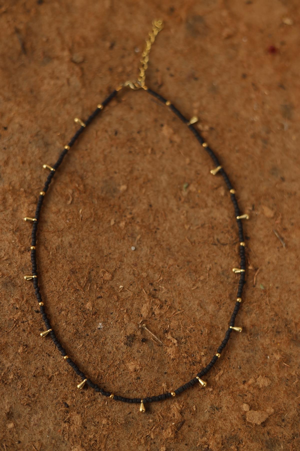 Siyah Taşlı Damla Detaylı Kolye