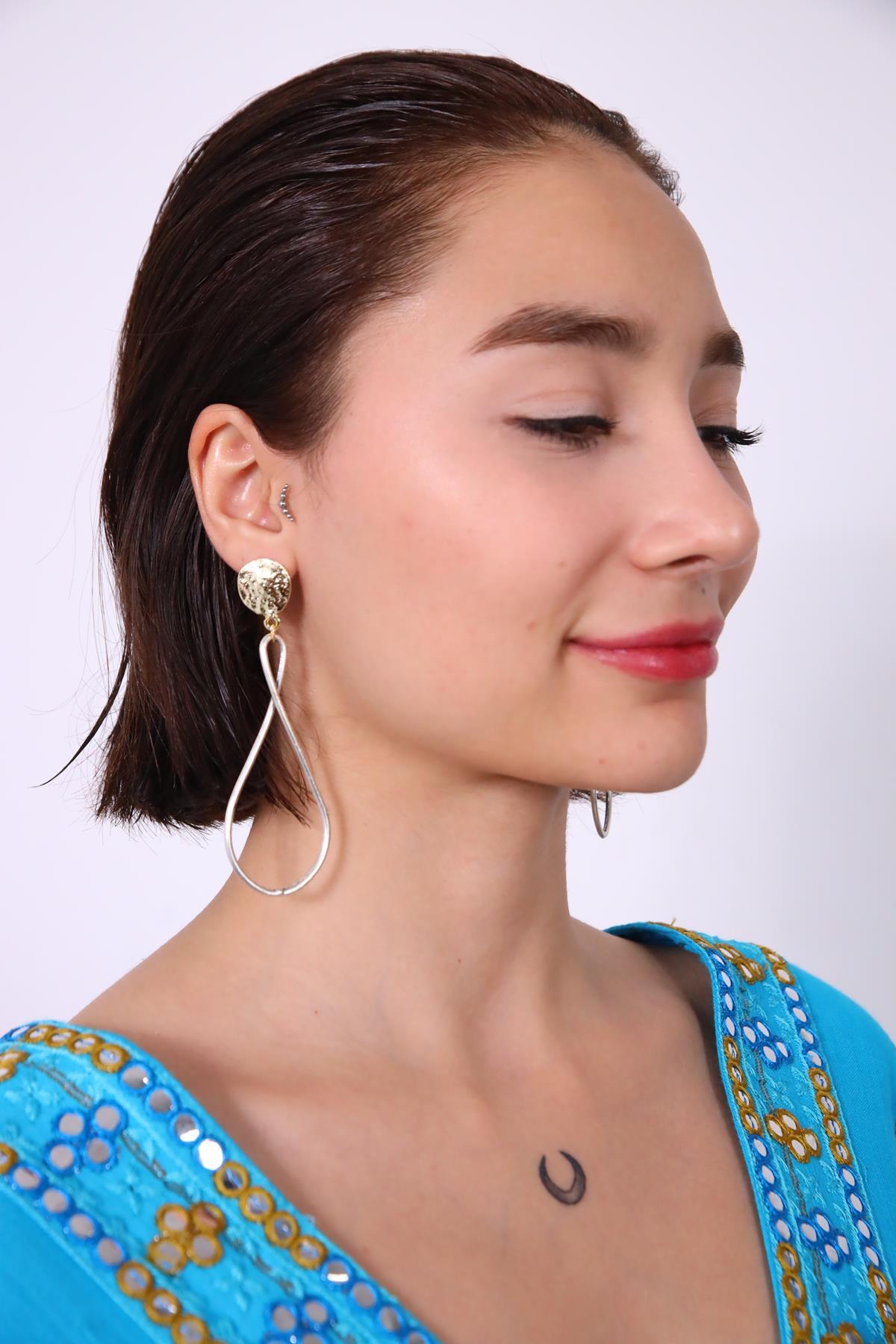  Gümüş Kaplama Detaylı Sallantılı Küpe