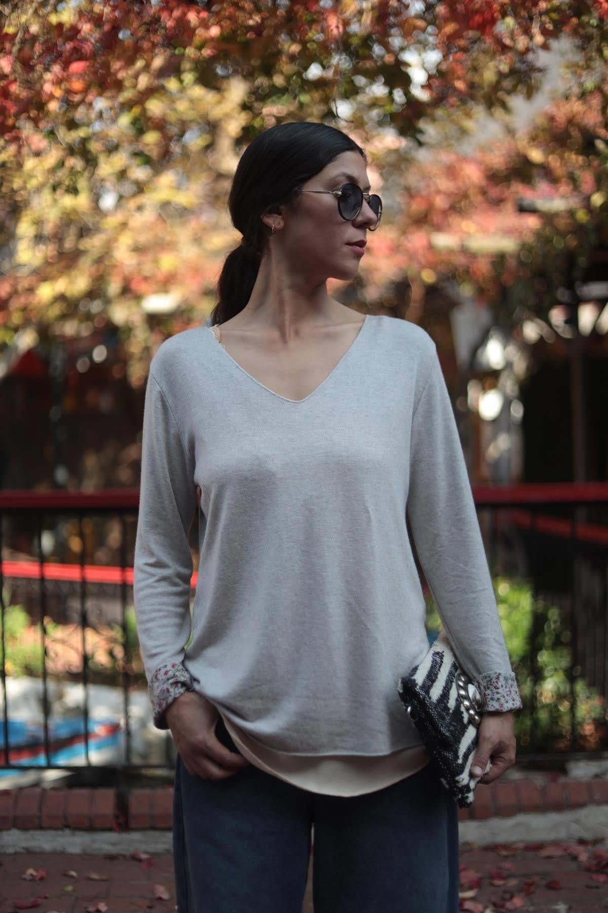 Bej V Yaka İçi Çiçek Desenli Triko Bluz