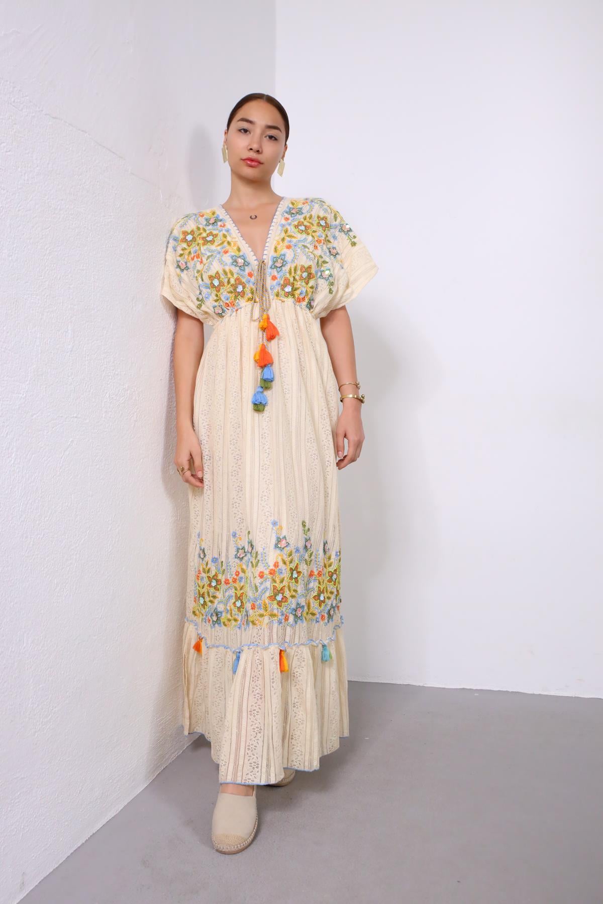 Ekru Püsküllü V Yaka İşlemeli Otantik Güpür Elbise - Şaman Butik Ekru Püsküllü V Yaka İşlemeli Otantik Güpür Elbise