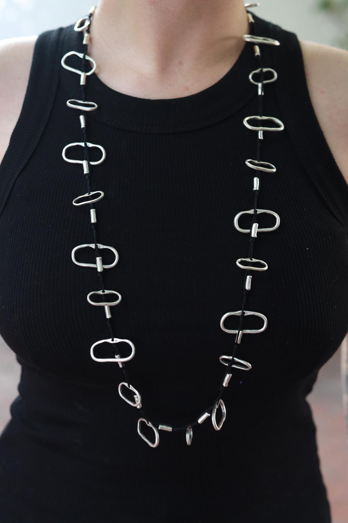 Gümüş Kaplama Elips Desenli Siyah İpli Kolye