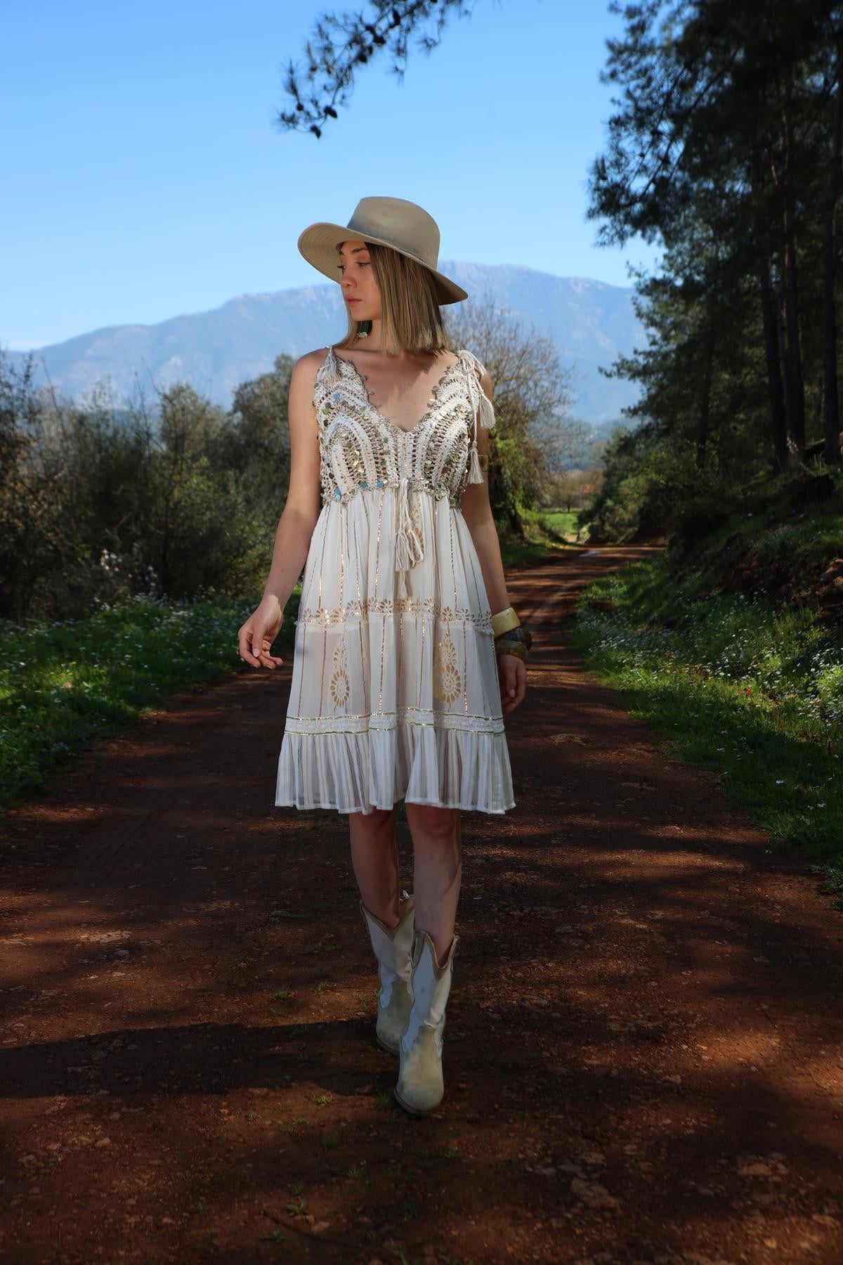 Ekru Örgü V Yaka Eteği Fileli Askılı Mini Elbise - Şaman Butik Ekru Örgü V Yaka Eteği Fileli Askılı Mini Elbise