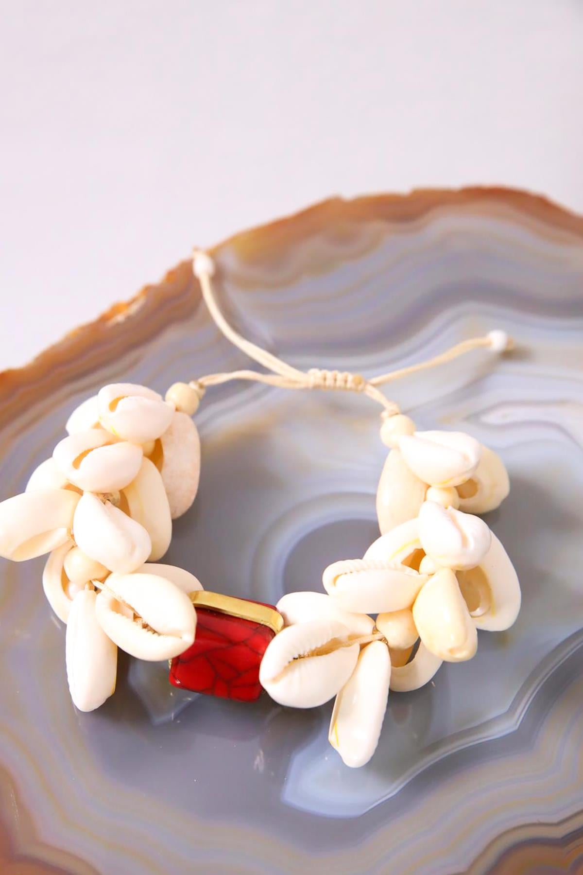 Kırmızı Detaylı Deniz Kabuğu Bileklik - Şaman Butik Kırmızı Detaylı Deniz Kabuğu Bileklik