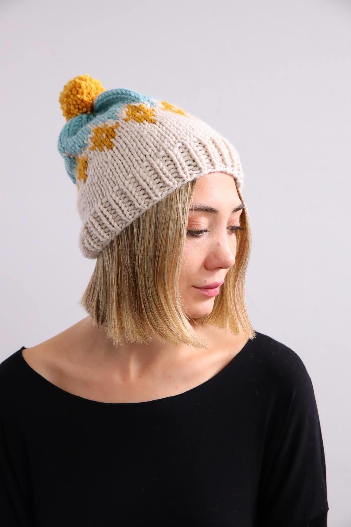  Ekru Desenli El Yapımı Ponponlu Örgü Bere