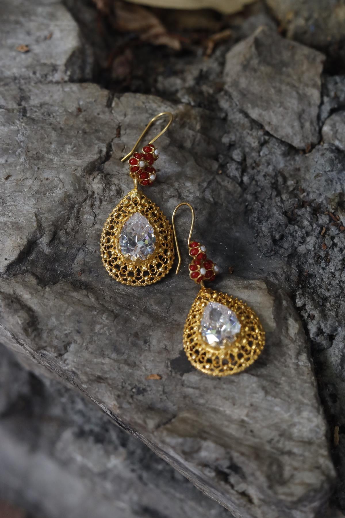 Zirkon Mercan Detaylı Bronz Küpe