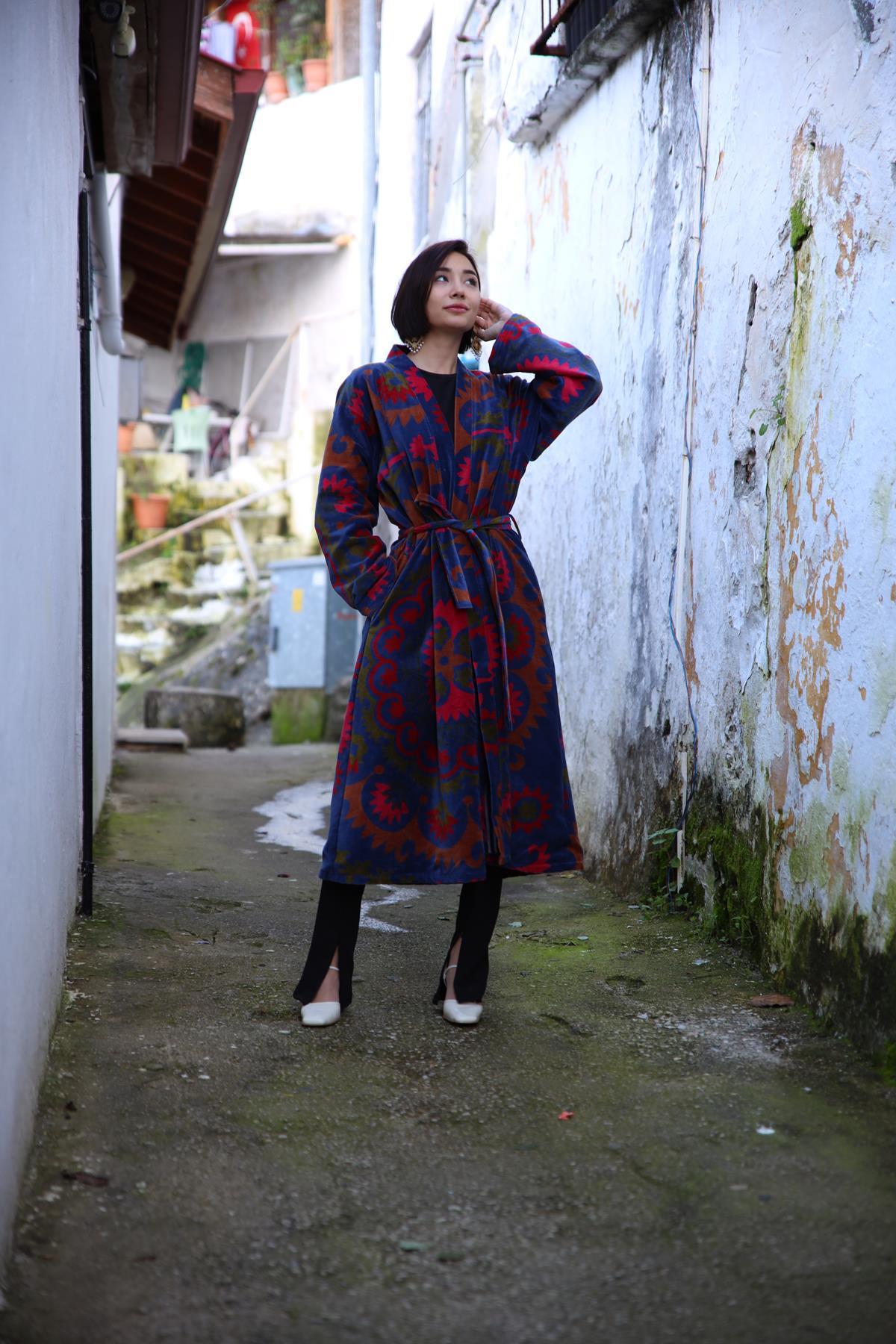 İndigo Mavi Otantik Desenli Kuşaklı Kadife Kaftan - Şaman Butik İndigo Mavi Otantik Desenli Kuşaklı Kadife Kaftan