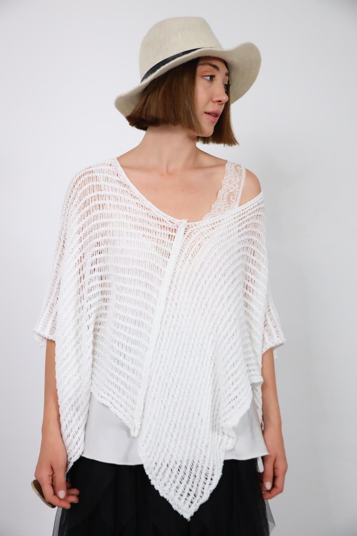  Beyaz Yarasa Kol Önü Dikişli Asimetrik Triko Bluz