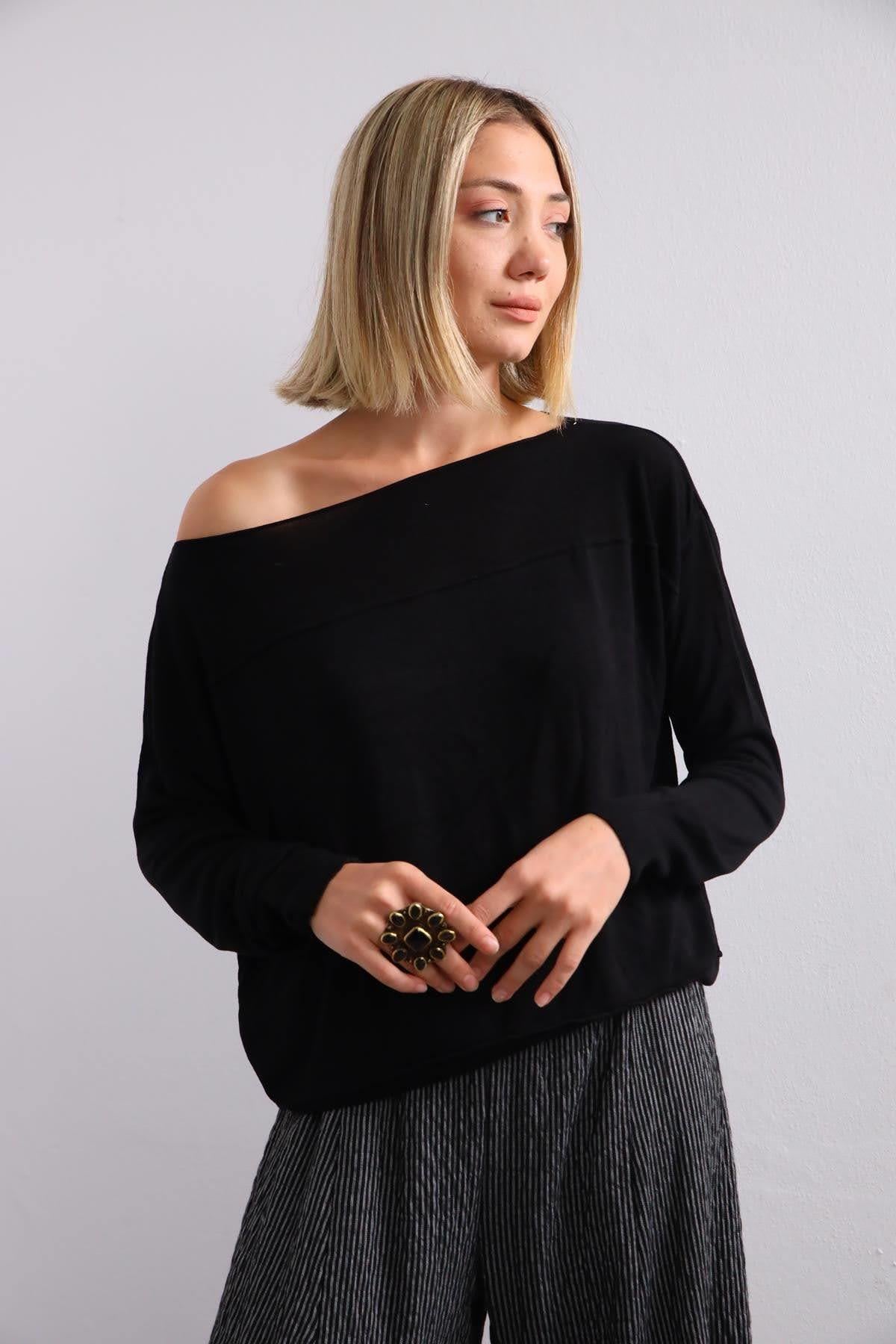 Siyah Dikiş Detaylı Kayık Yaka Merserize - Şaman Butik - Bohem Giyim ve Aksesuar | Kadın & Erkek Siyah Dikiş Detaylı Kayık Yaka Merserize