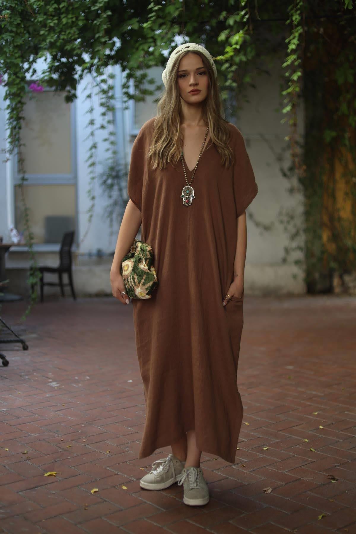 Kahverengi Sırtı Bağlamalı Yırtmaçlı Keten Elbise