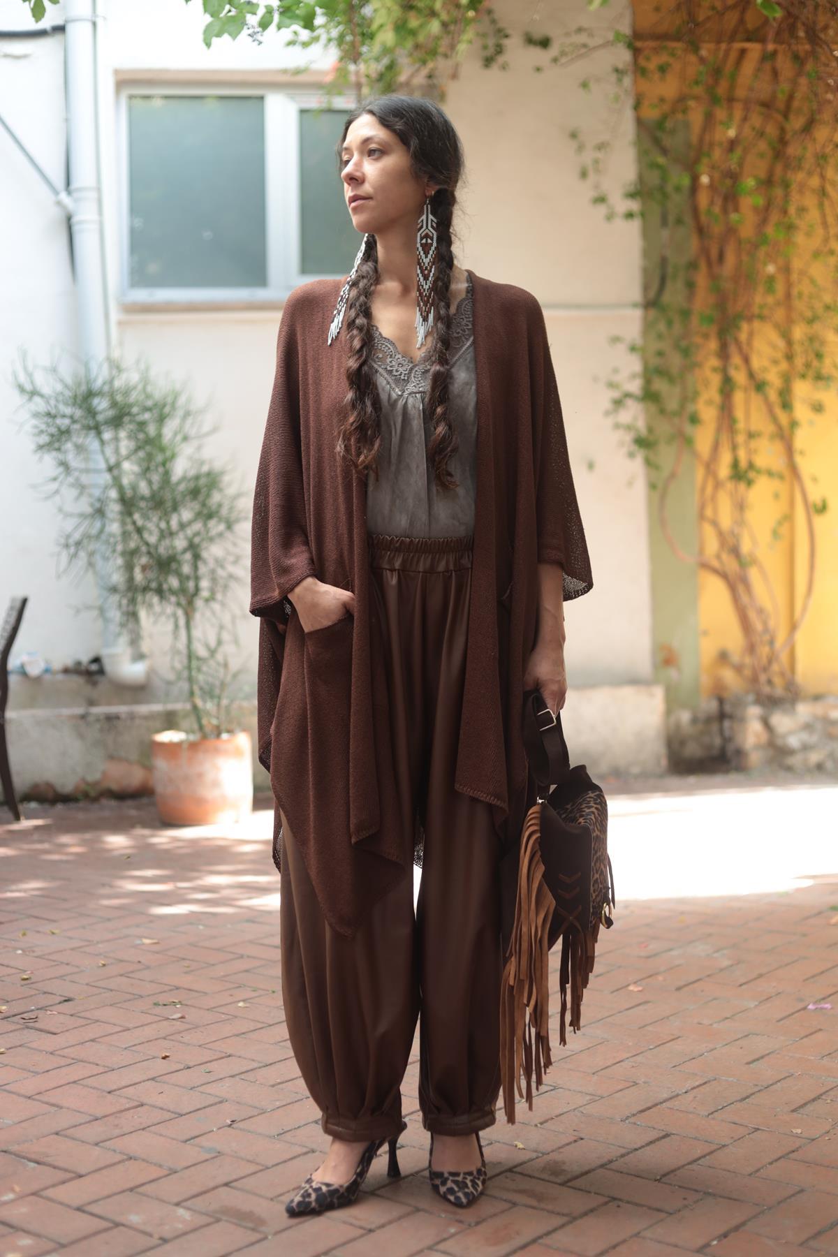 Kahverengi Yanları Yırtmaçlı Cepli Triko Hırka