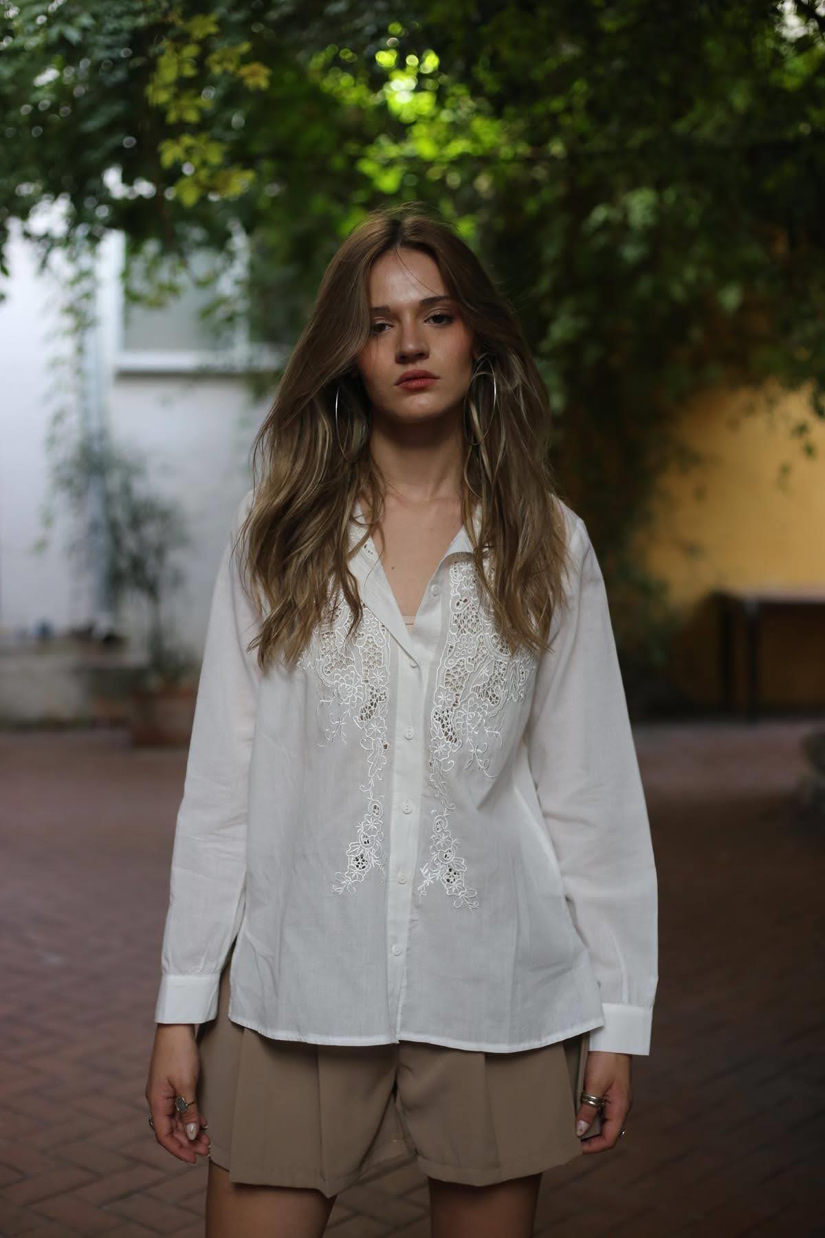 Beyaz Yakası ve Göğsü Ajurlu Gömlek