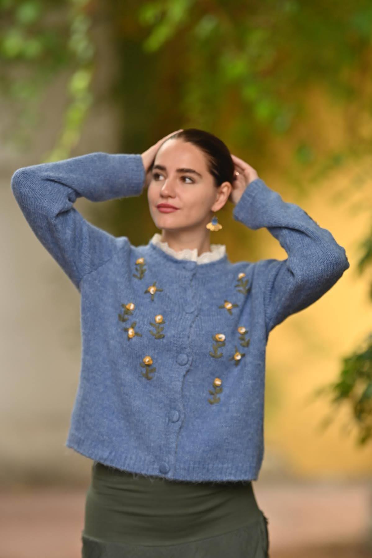 İndigo Mavi Çiçek Nakışlı Yakası Dantelli Hırka