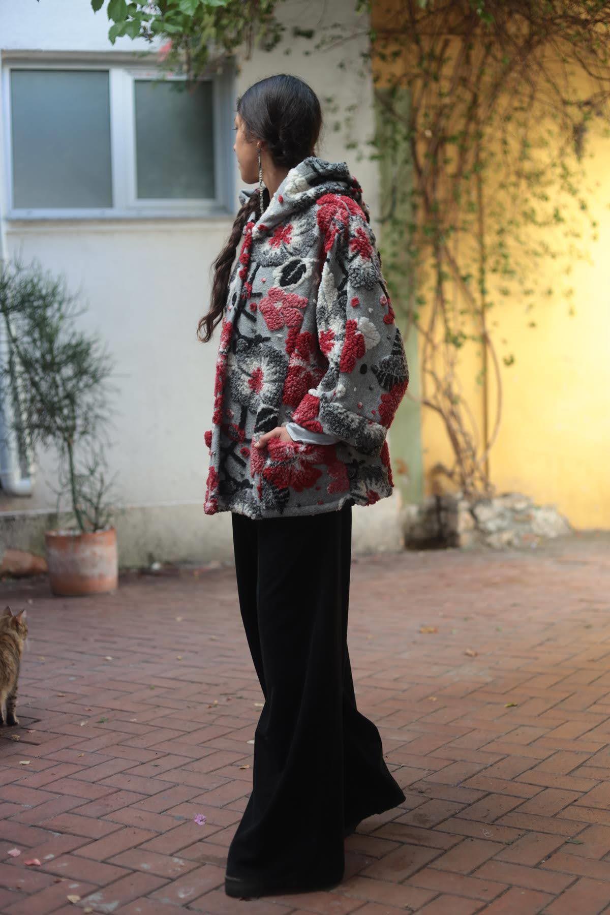 Gri Çiçek Desenli Cepli Kısa Keçe Kaban