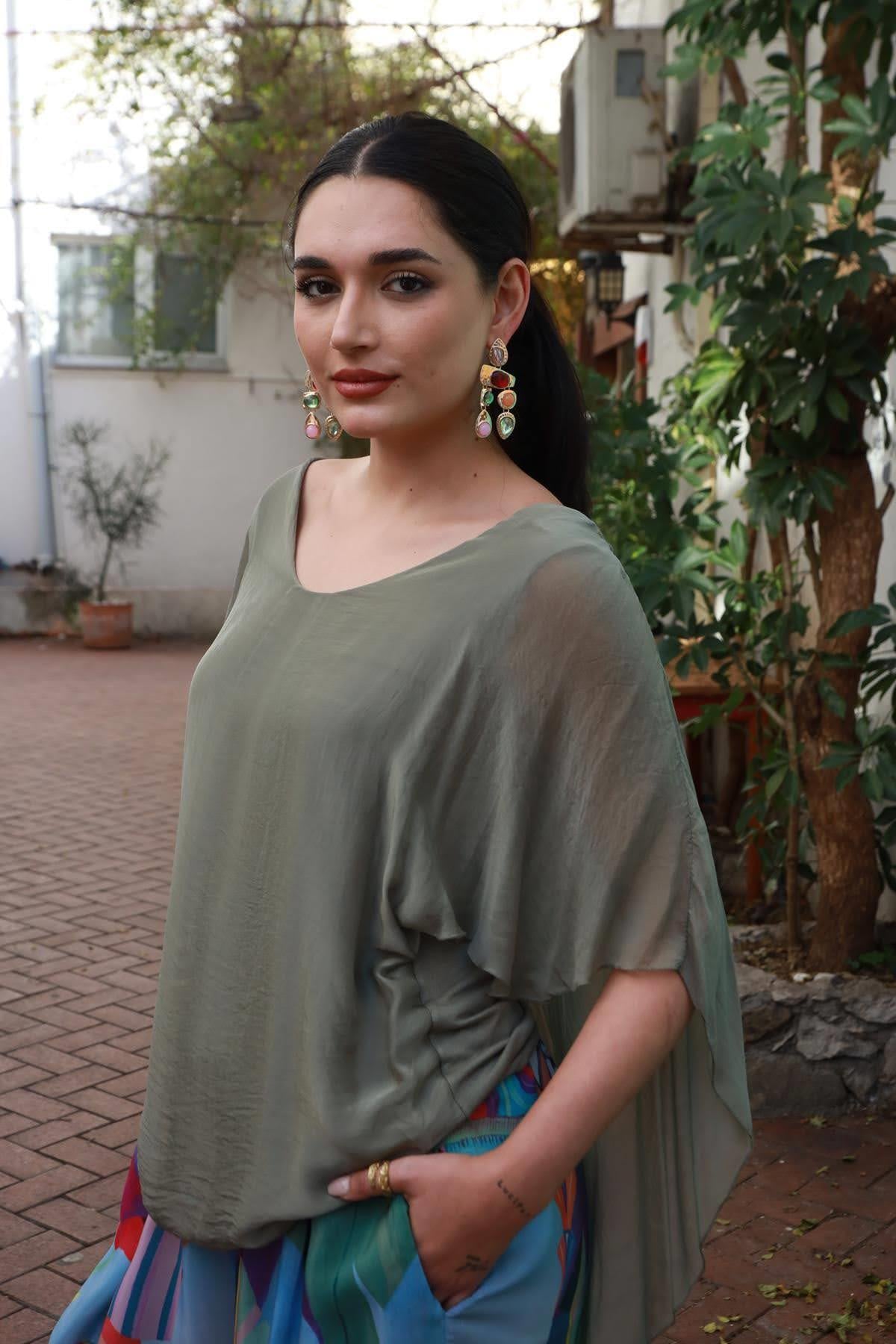 Haki Geniş Yaka Sırtı Dantelli İpek Bluz