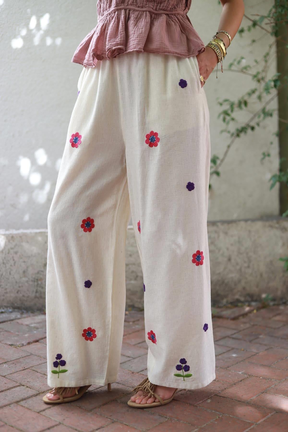 Krem Rengi Kendinden Kareli Nakışlı Pantolon