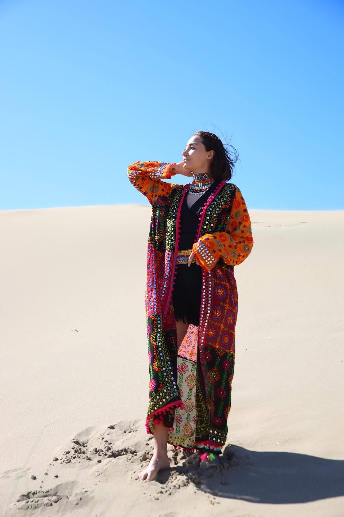 Renkli Pul İşlemeli Kenarları Ponponlu Bohem Kaftan - Şaman Butik Renkli Pul İşlemeli Kenarları Ponponlu Bohem Kaftan