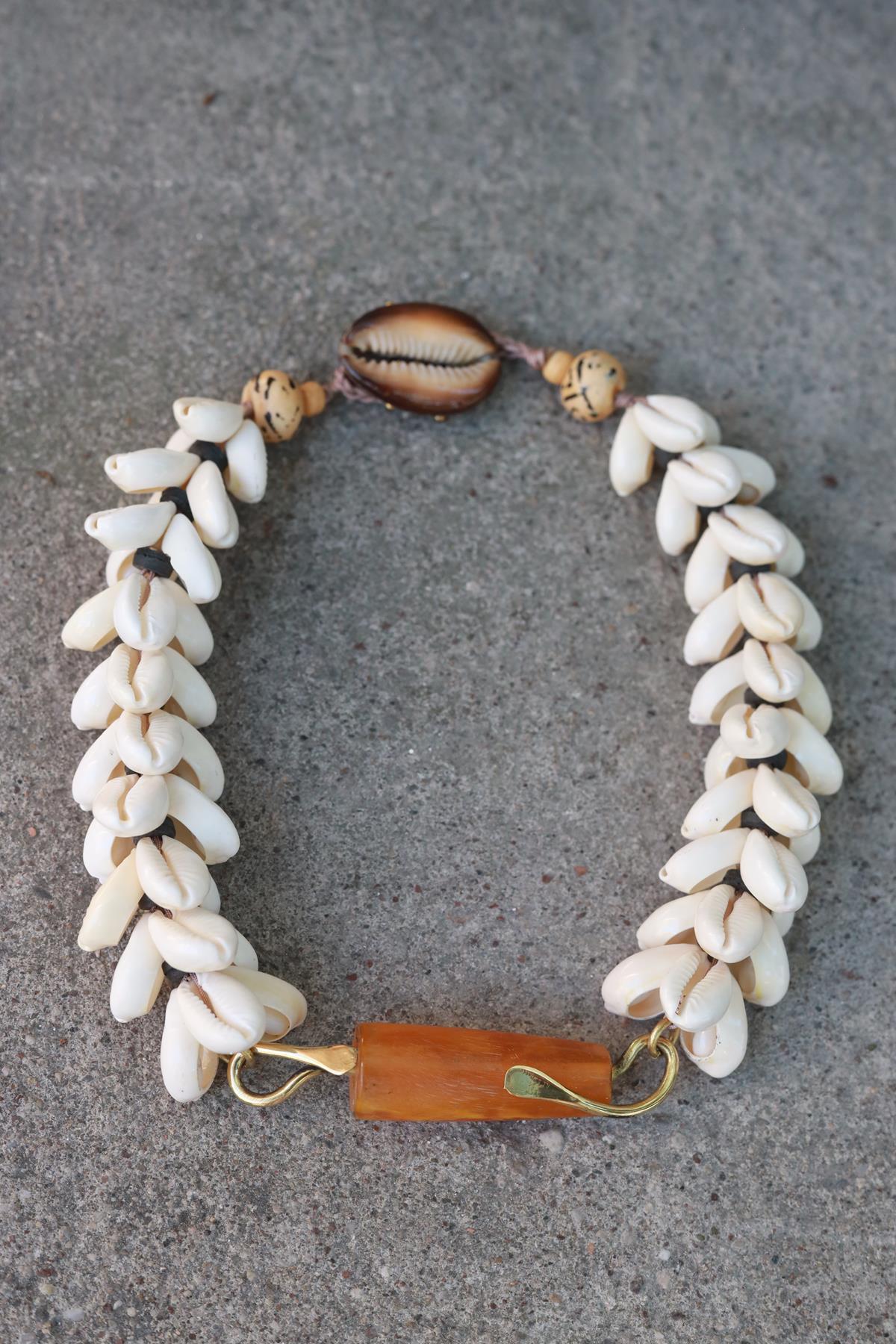 Kehribar Taş Detaylı Deniz Kabuğu Tasarım Kolye