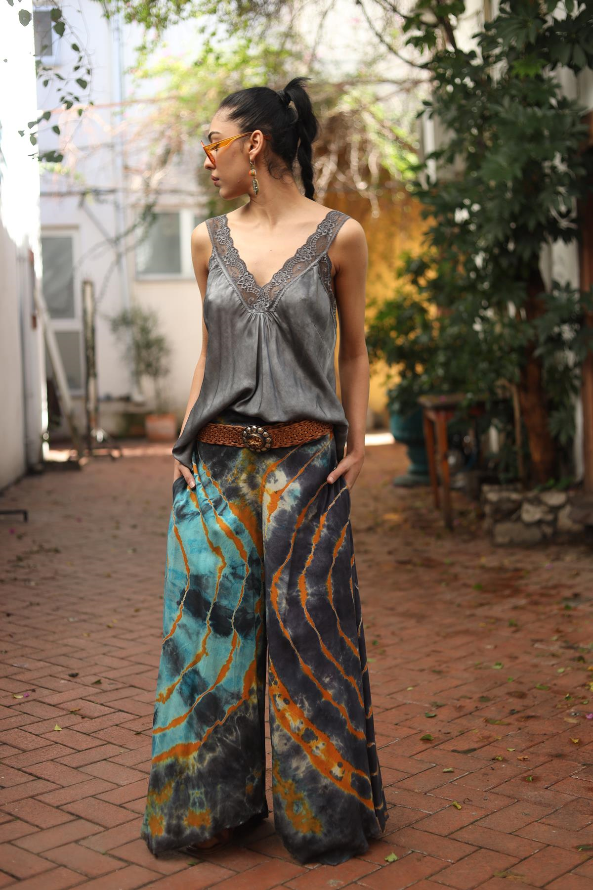 Turuncu Batikli Yanları Yırtmaçlı Pantolon