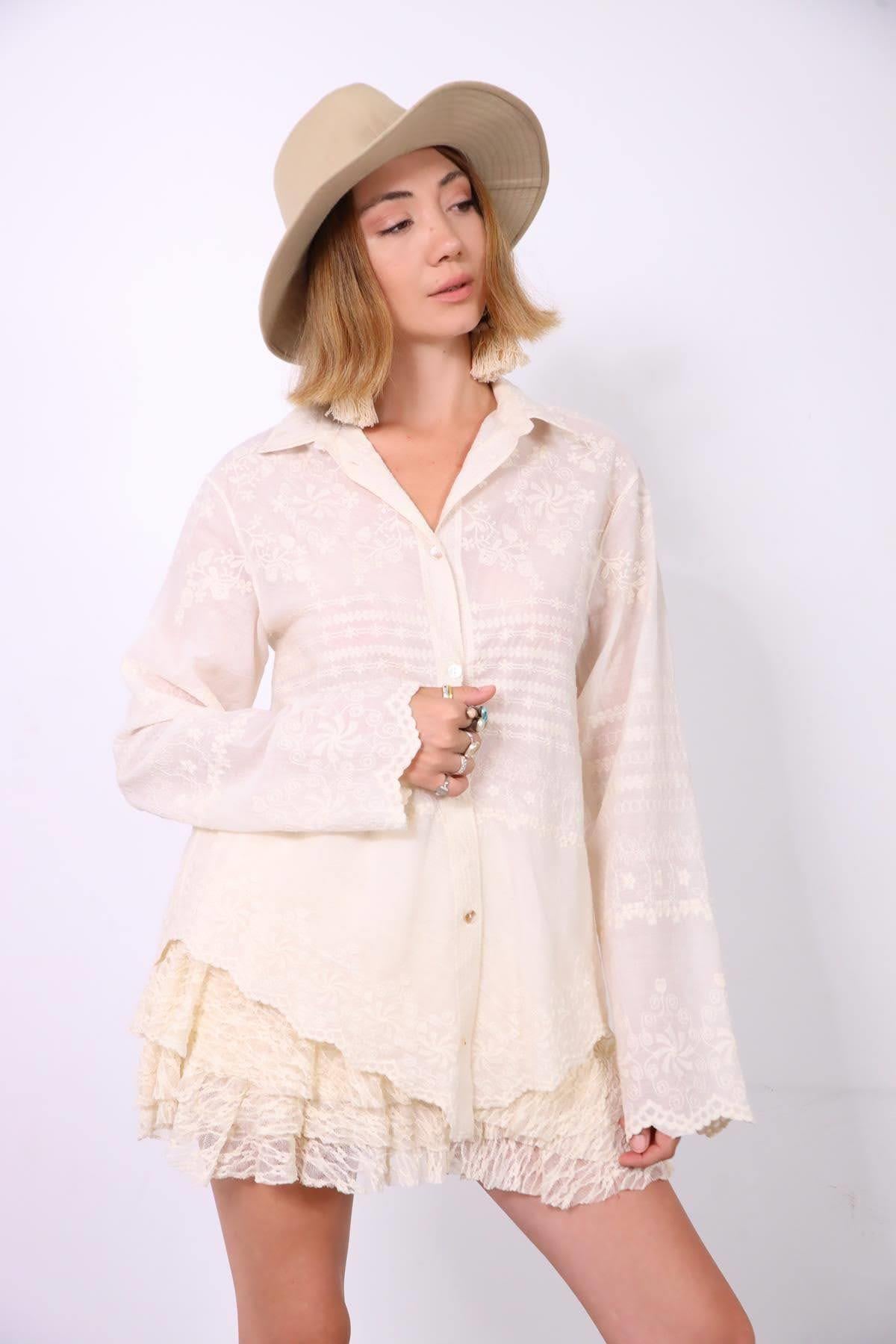 Krem Rengi Güpürlü Çiçek İşlemeli Gömlek - Şaman Butik Krem Rengi Güpürlü Çiçek İşlemeli Gömlek