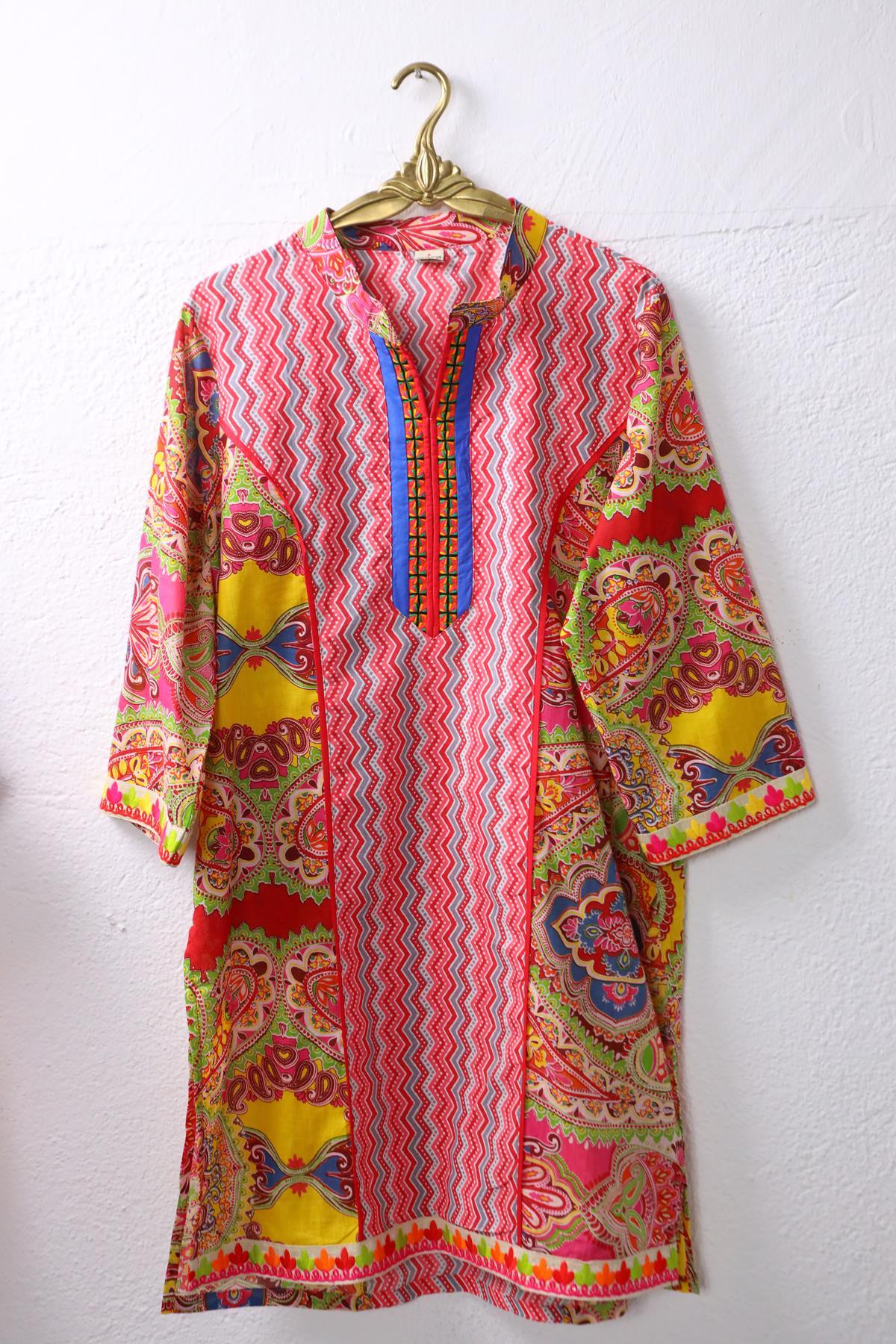 Renkli Hakim Yaka Bordür İşlemeli Yırtmaçlı Elbise - Şaman Butik Renkli Hakim Yaka Bordür İşlemeli Yırtmaçlı Elbise