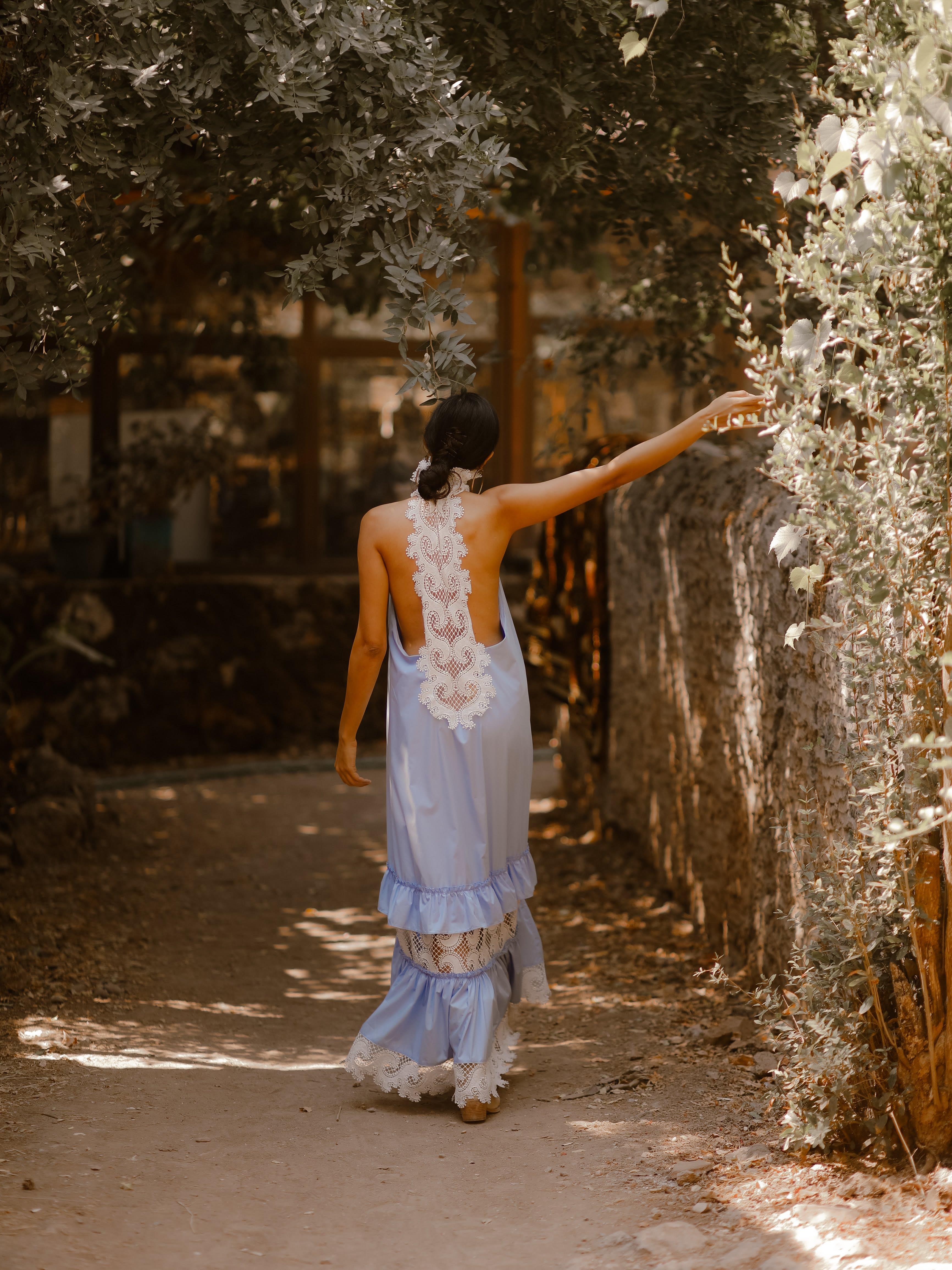 Mavi Sırtı Dantel Dekolteli Fırfırlı Bohem Elbise - Şaman Butik Mavi Sırtı Dantel Dekolteli Fırfırlı Bohem Elbise