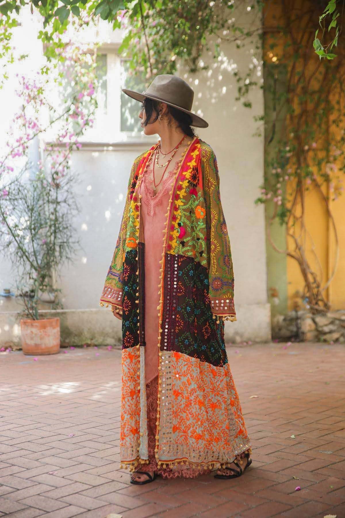 Renkli Pul İşlemeli Kenarları Ponponlu Bohem Kaftan