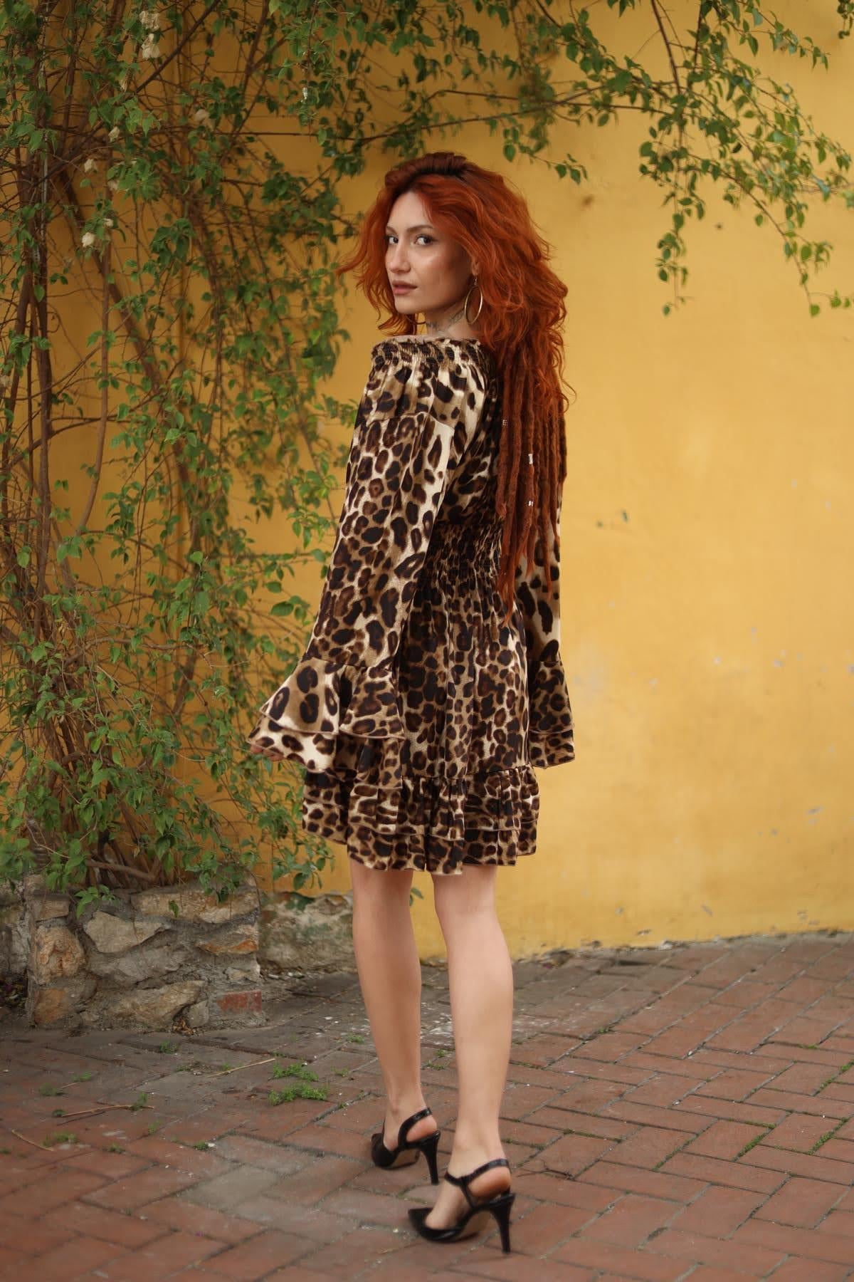 Kahverengi Leopar Desenli Kolları Volanlı Mini İpek Elbise