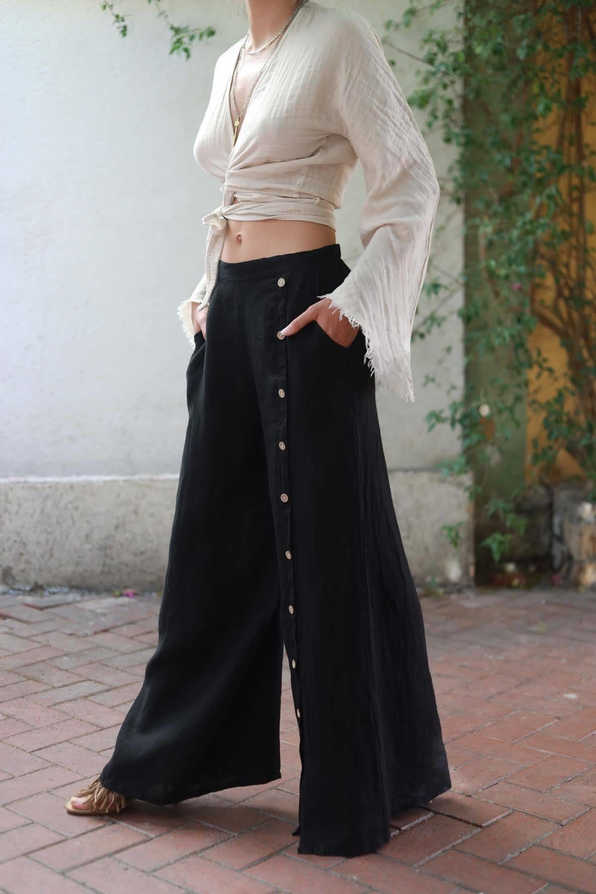 Siyah Düğme Detay Yırtmaçlı Keten Pantolon