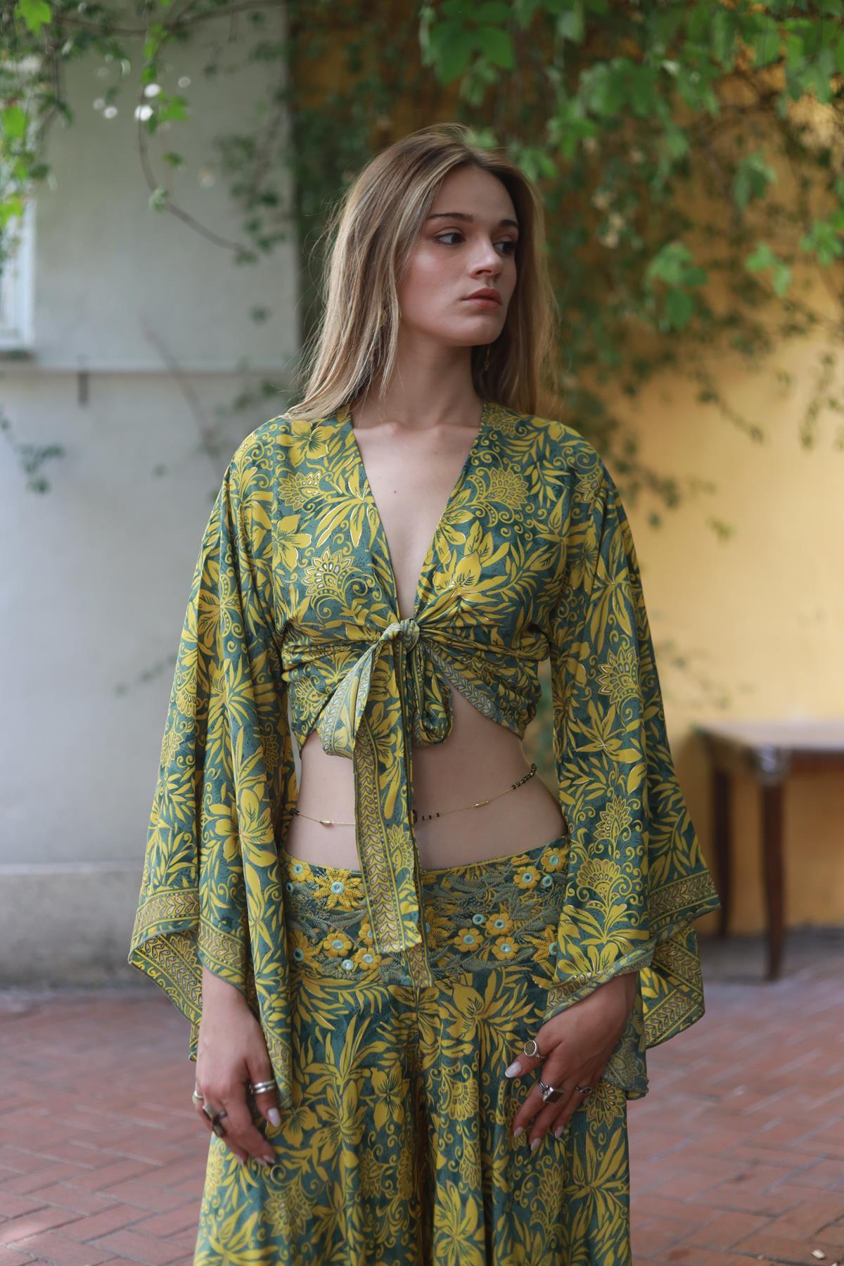 Gold Rengi Desenli Yarasa Kol İpek Bolero