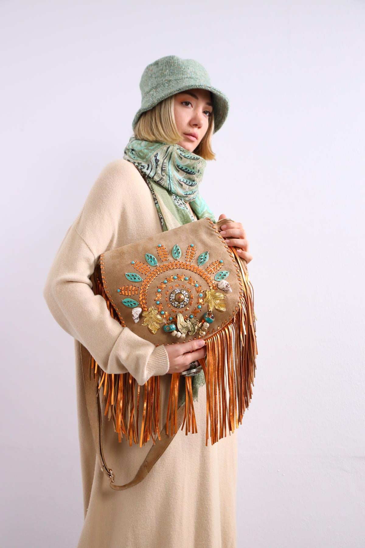  Camel Rengi Süet İşlemeli Çanta