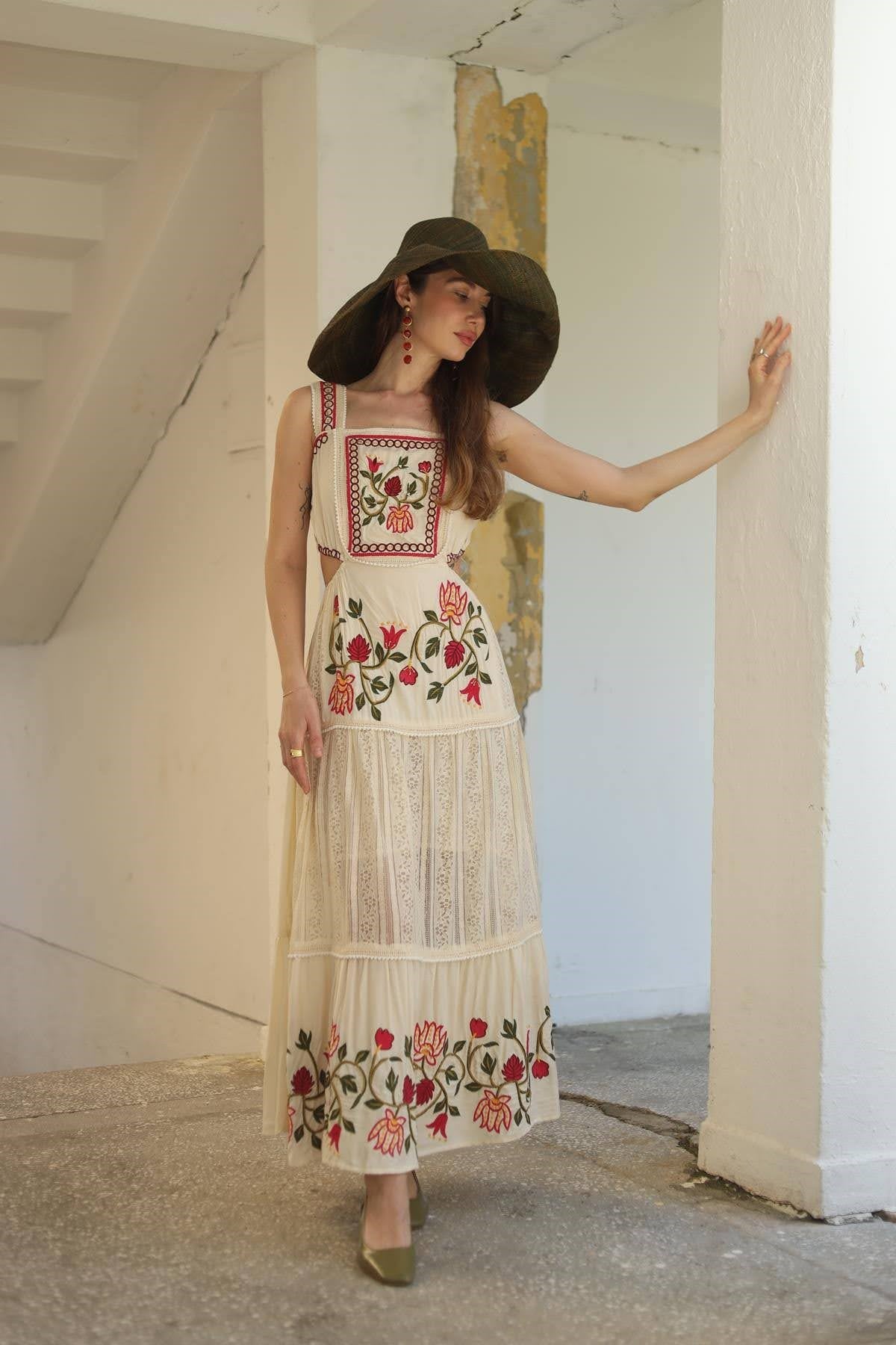 Krem Rengi Nakışlı Cut Out Detaylı Elbise