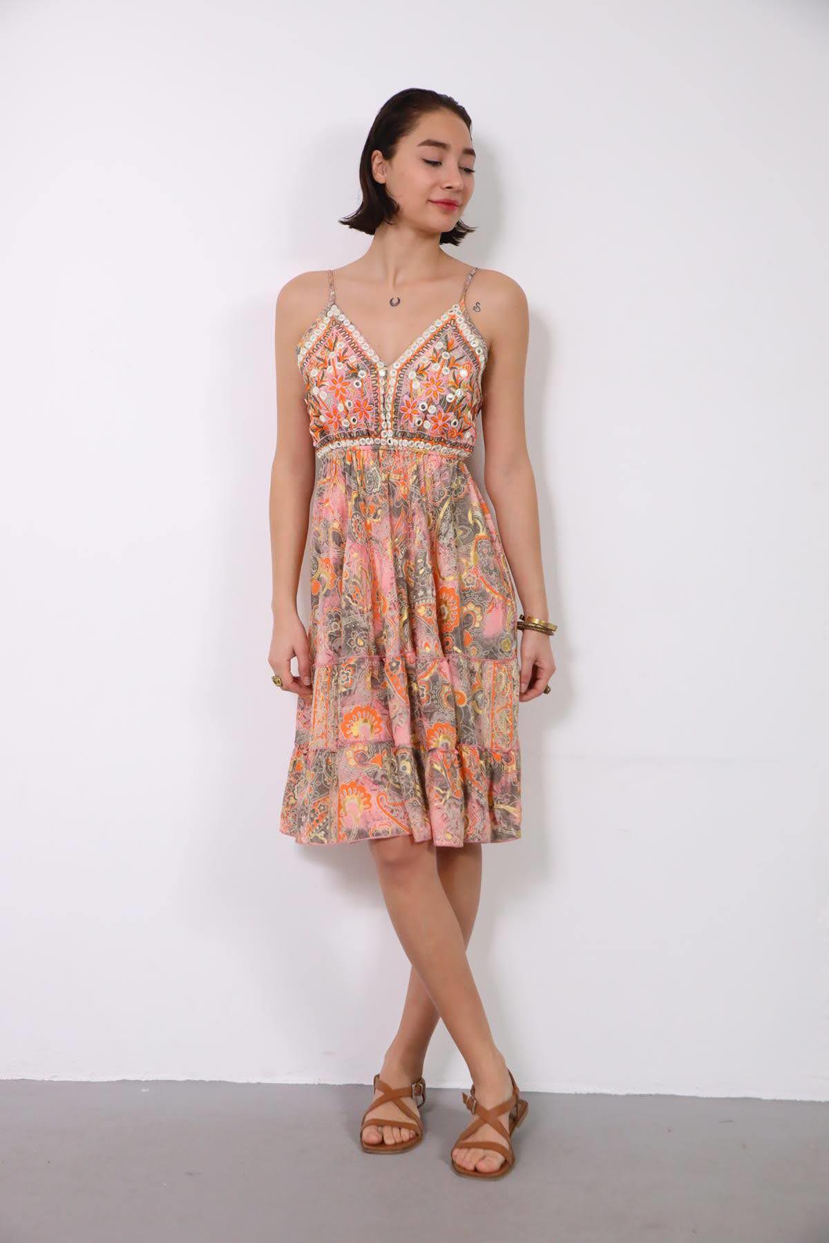 Pembe Ayna Detay İşlemeli Sırtı Gipeli İpek Elbise - Şaman Butik Pembe Ayna Detay İşlemeli Sırtı Gipeli İpek Elbise