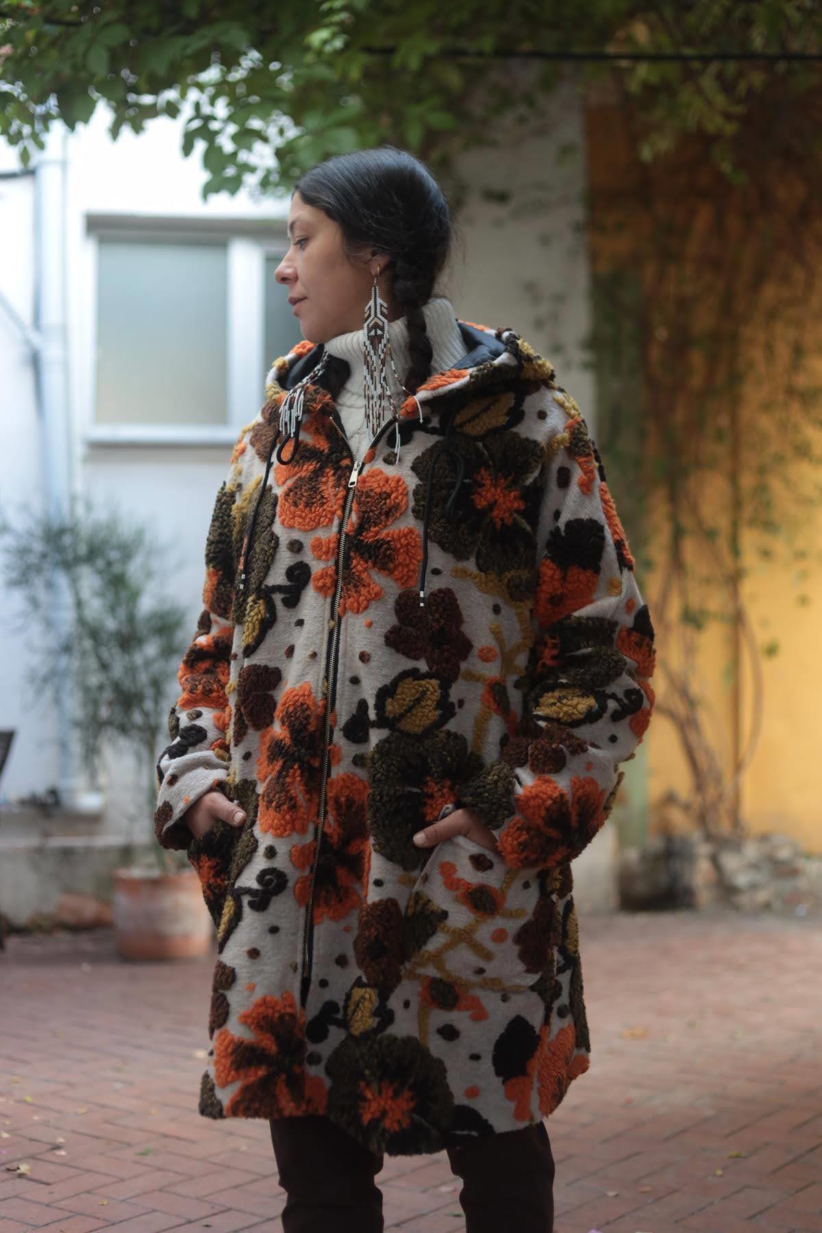 Bej Çiçek Desenli İpli Kapüşonlu Keçe Kaban