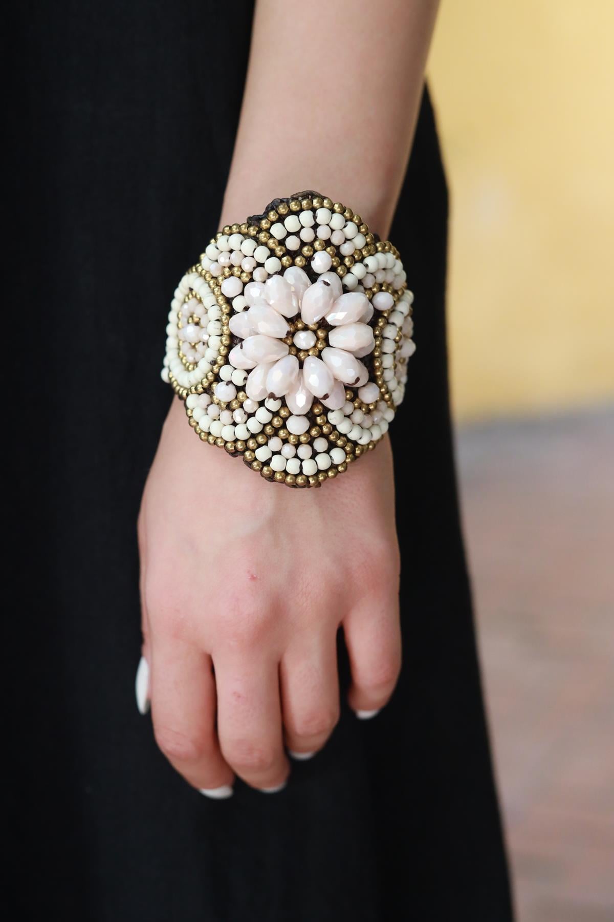 Beyaz Taşlı Boncuk İşlemeli Bileklik