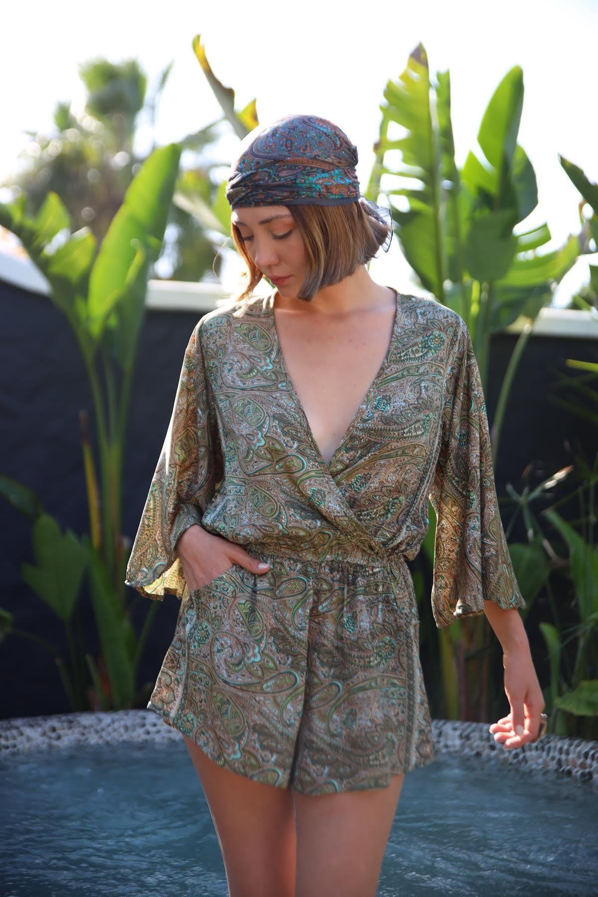 Yeşil Şal Desenli Kruvaze Yaka Kısa Cepli İpek Tulum - Şaman Butik Yeşil Şal Desenli Kruvaze Yaka Kısa Cepli İpek Tulum