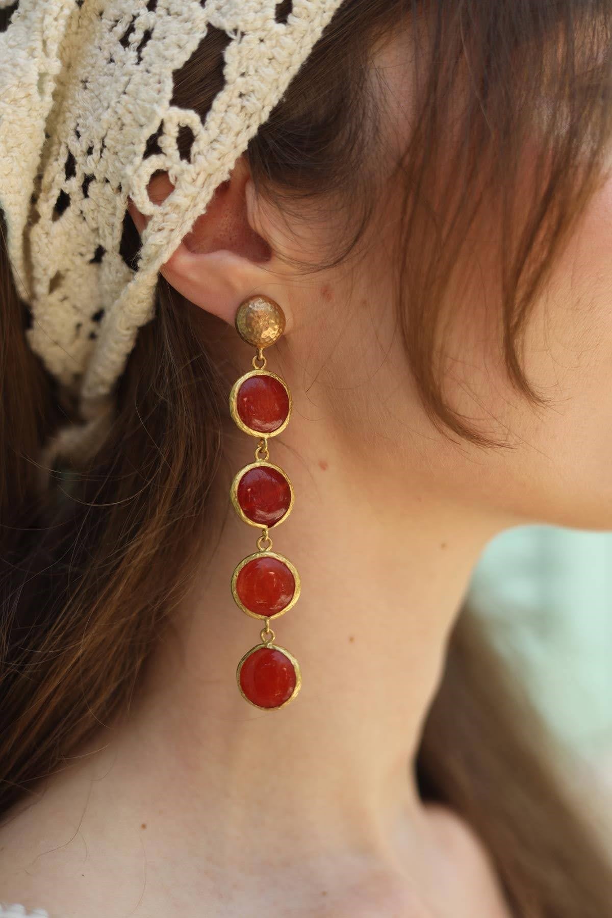 Kırmızı Taşlı Sallantılı Küpe