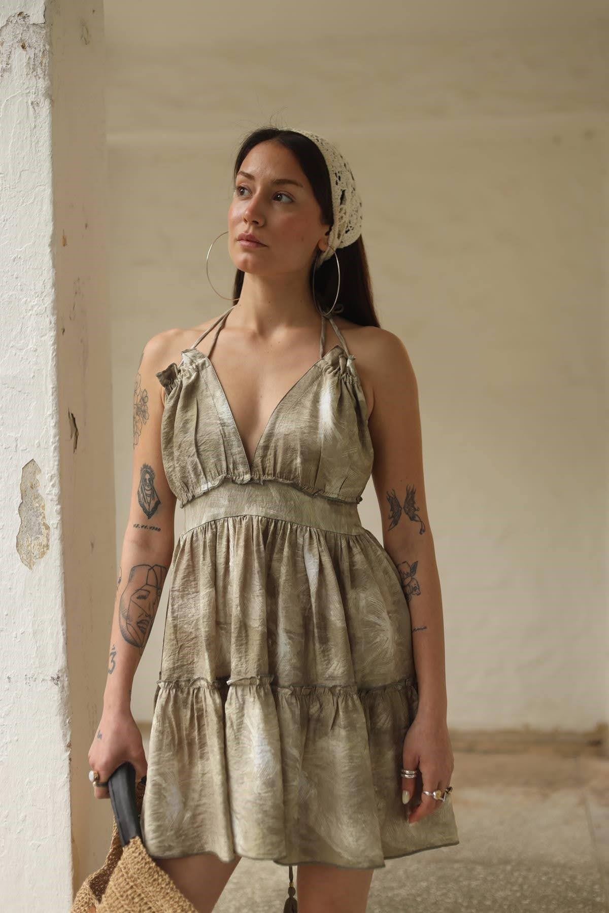 Haki Batikli Dikiş Detaylı Kısa Elbise