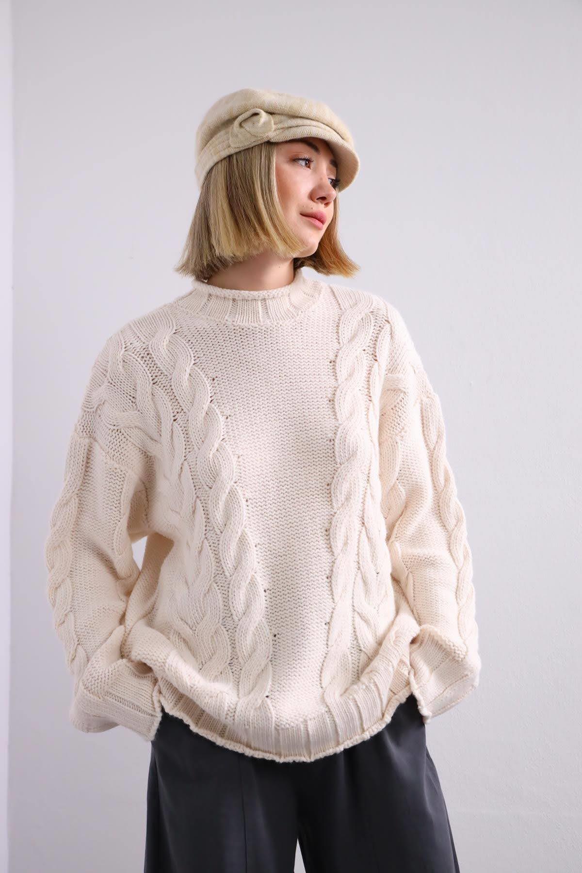  Krem Rengi Saç Örgülü Kazak