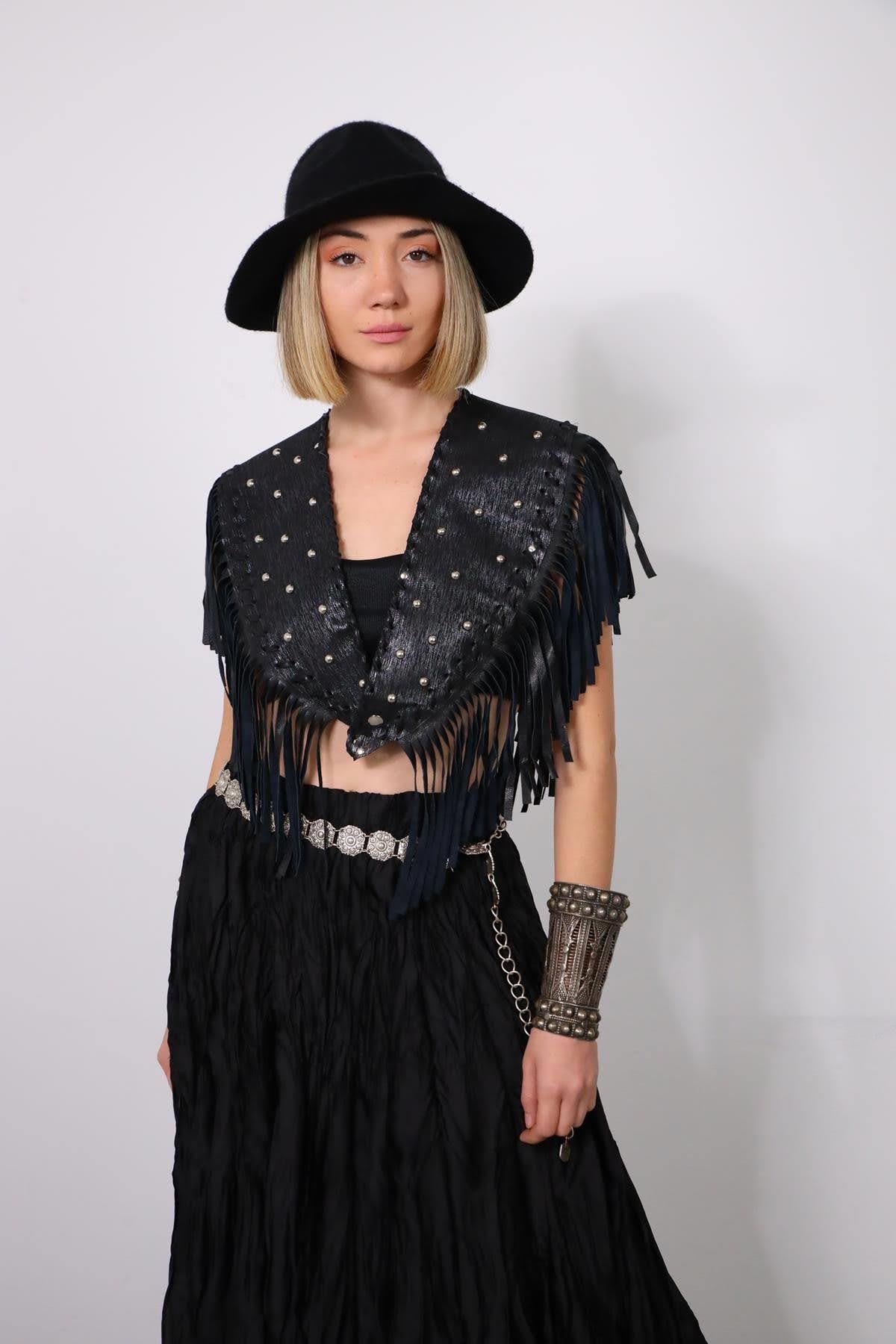 Siyah Zımba Detaylı Püsküllü Deri Yelek -Şaman Butik Siyah Zımba Detaylı Püsküllü Deri Yelek