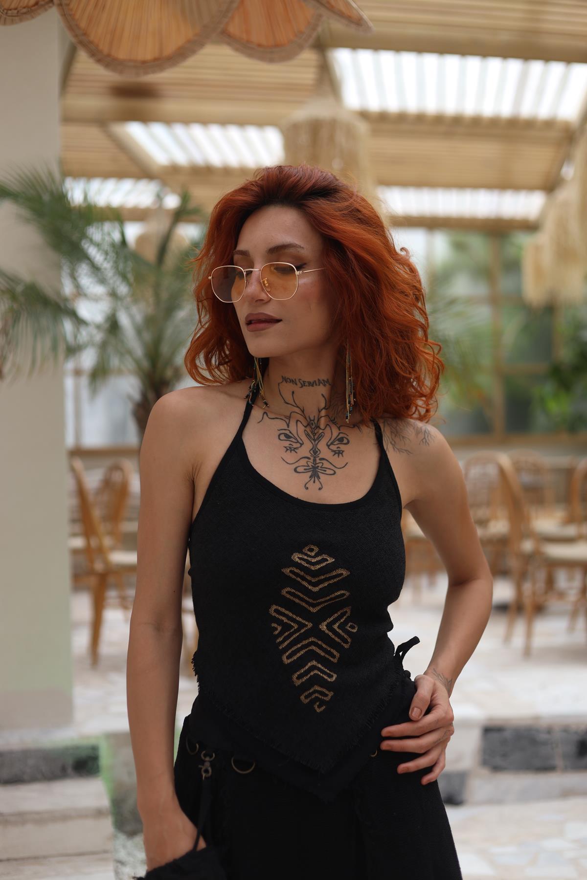 Siyah Boyundan ve Sırttan Bağlamalı Bluz