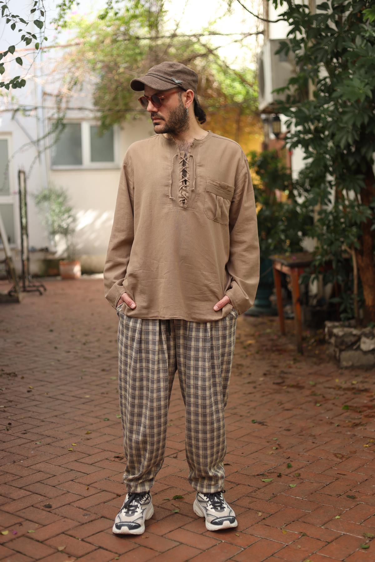 Kum Rengi Yakası Bağcıklı Bohem Erkek Gömlek