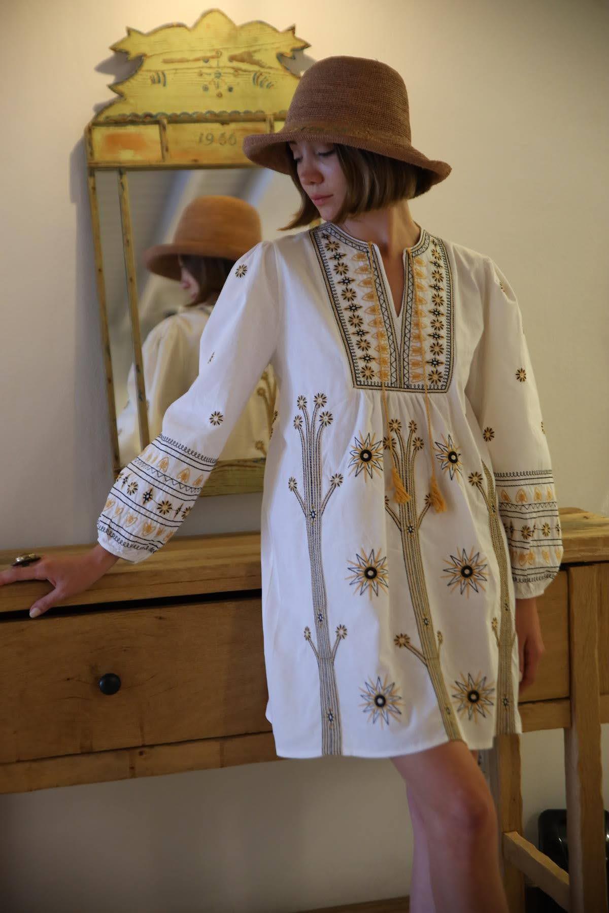  Beyaz Püsküllü Kesik Yaka Nakışlı Elbise