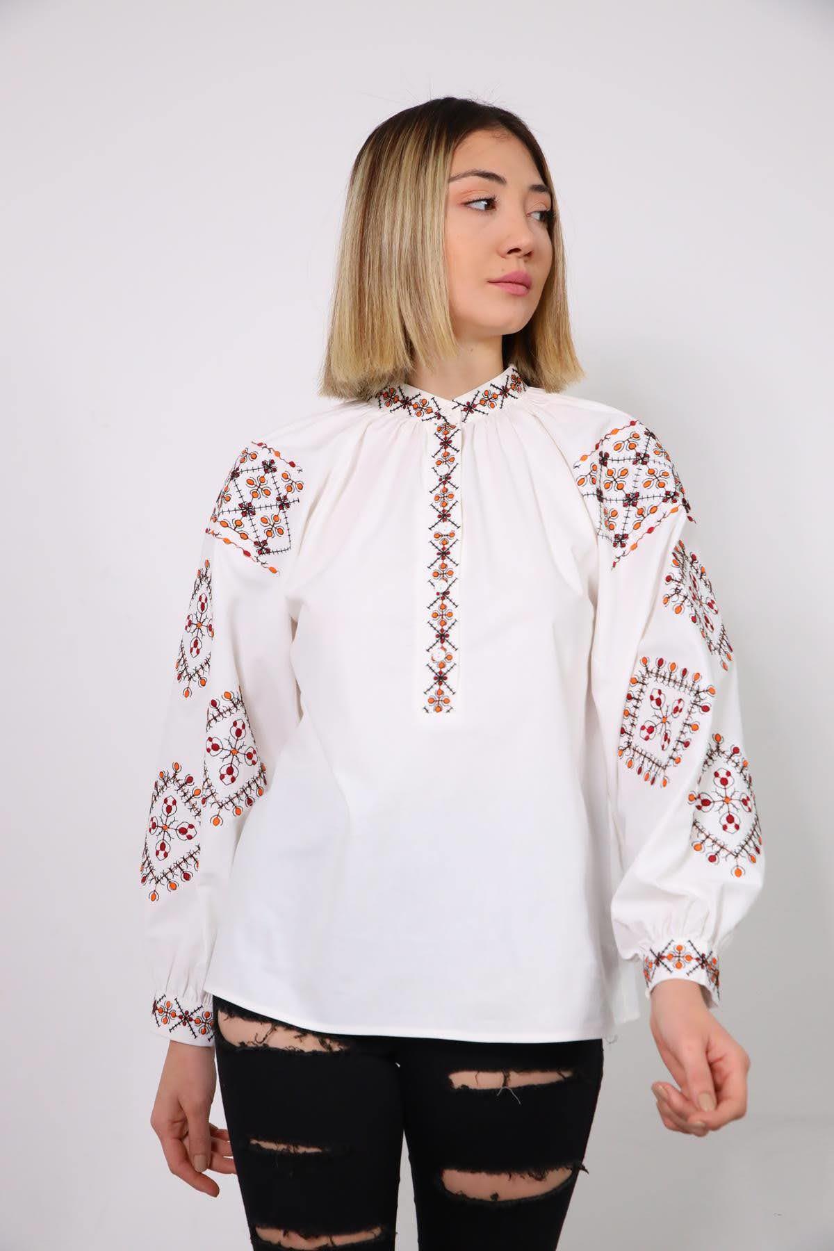 Beyaz Hakim Yaka İşlemeli Yarım Düğmeli Gömlek - Şaman Butik Beyaz Hakim Yaka İşlemeli Yarım Düğmeli Gömlek