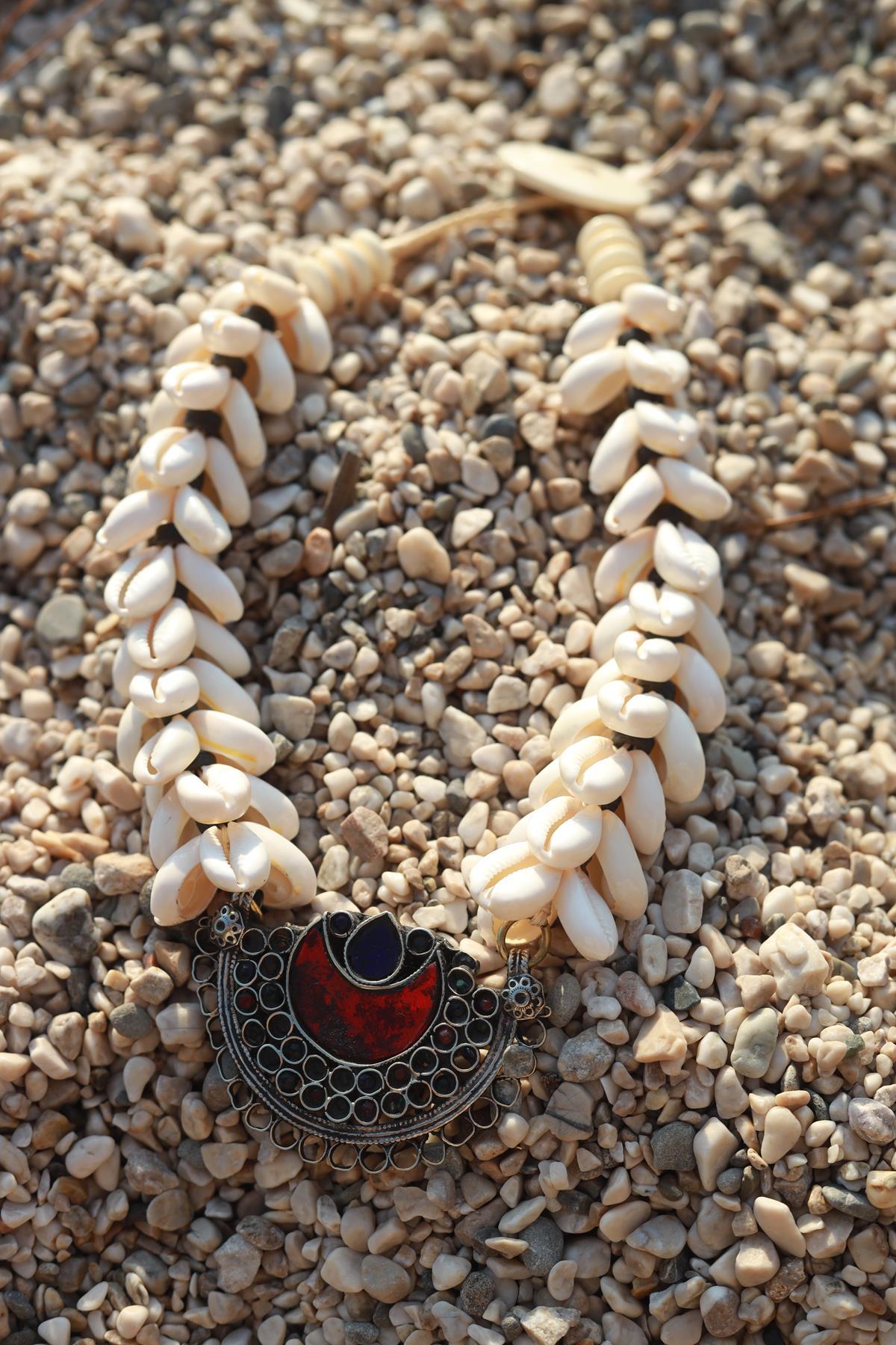 Antik Parça Detaylı Deniz Kabuğu Tasarım Kolye