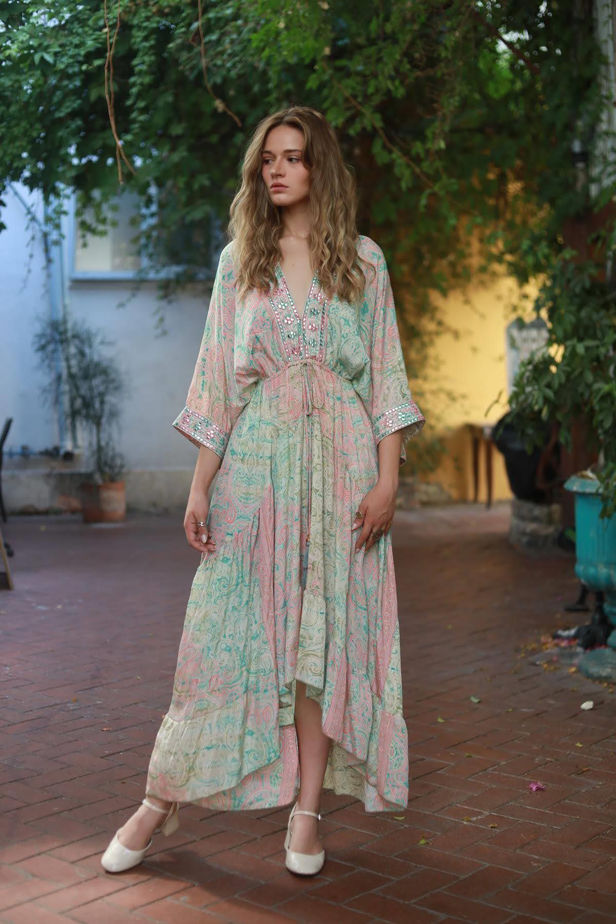 Su Yeşili Püsküllü V Yaka Otantik Desenli İpek Elbise