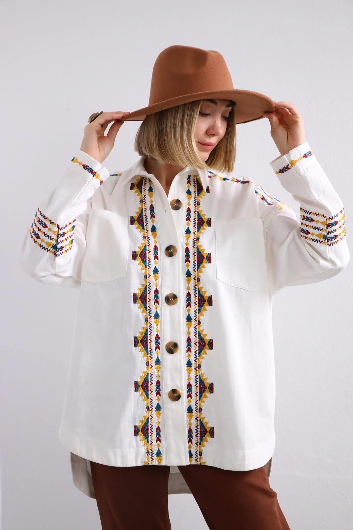  Beyaz Desenli İşlemeli Gömlek