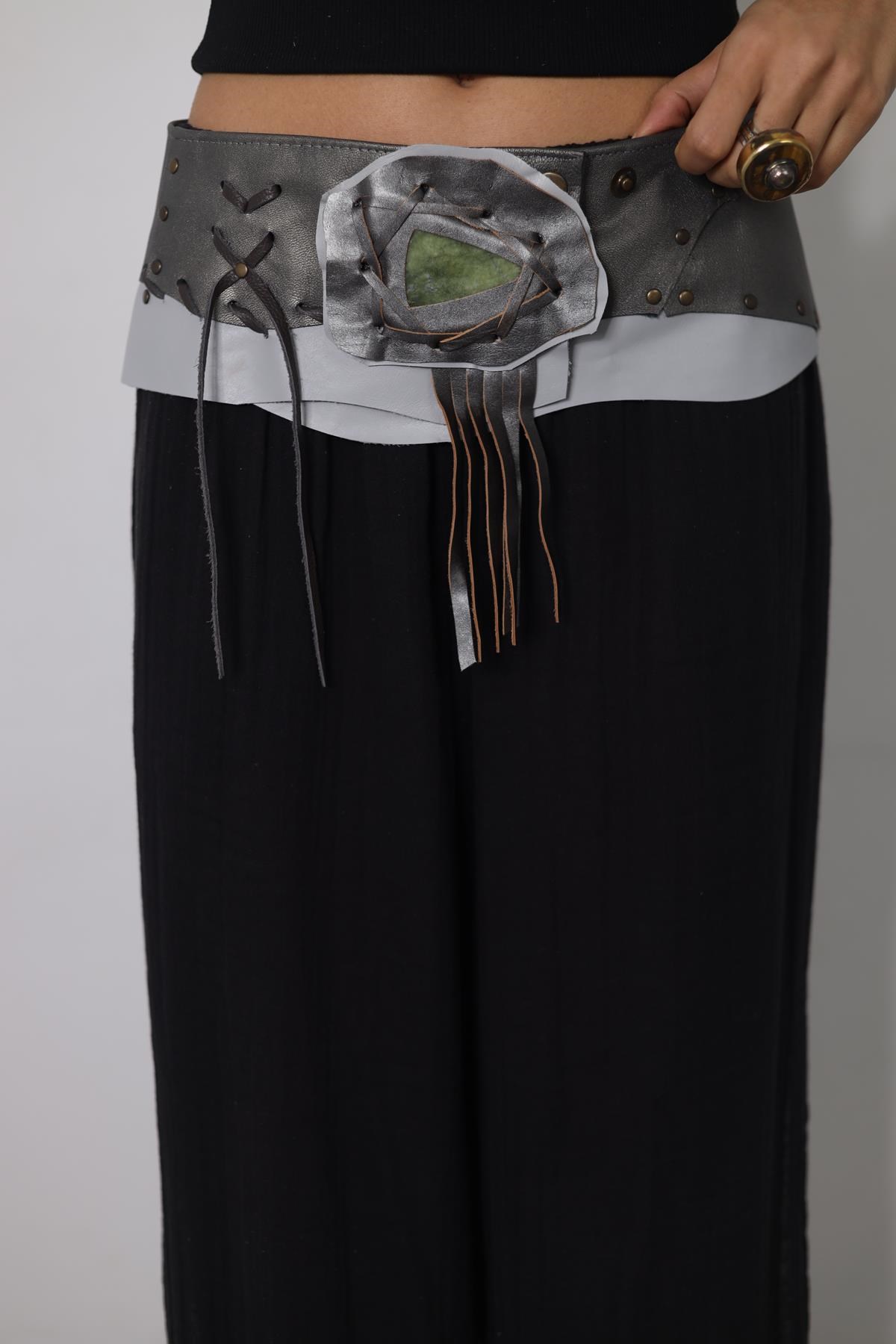 Gümüş Rengi Doğal Taşlı Deri Kemer