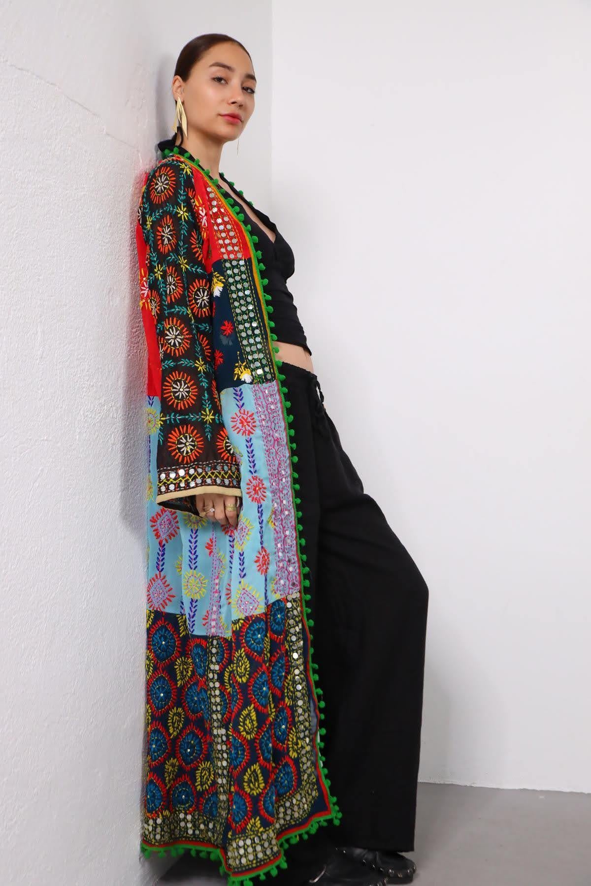 Renkli Pul İşlemeli Kenarları Ponponlu Bohem Kaftan - Şaman Butik Renkli Pul İşlemeli Kenarları Ponponlu Bohem Kaftan