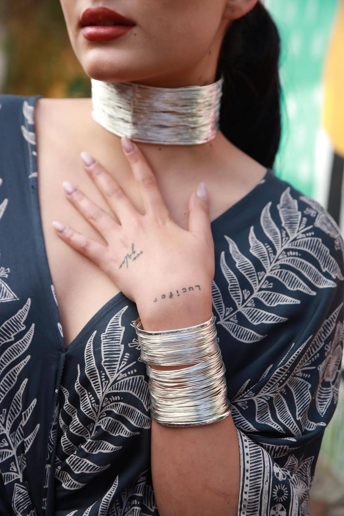 Gümüş Rengi Sert Bileklik