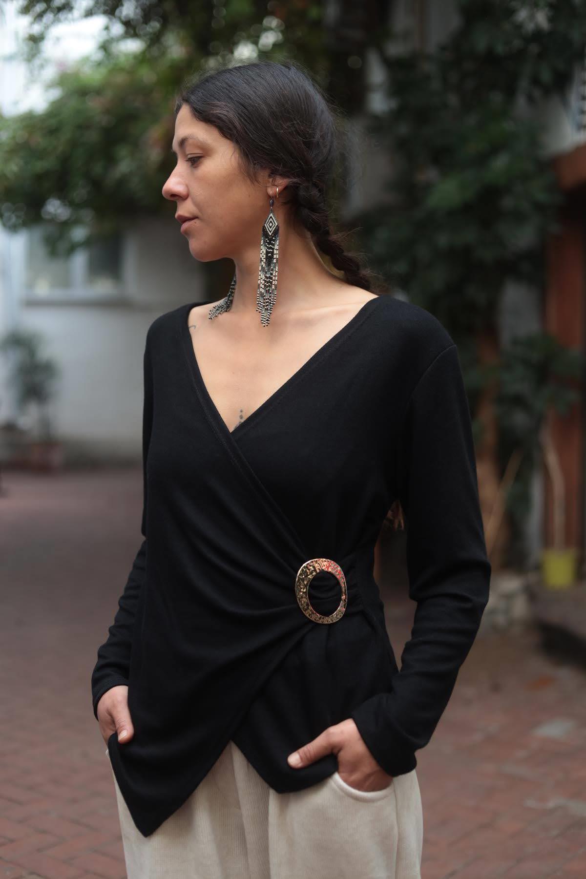 Siyah Kruvaze Yaka Tokalı Triko Bluz